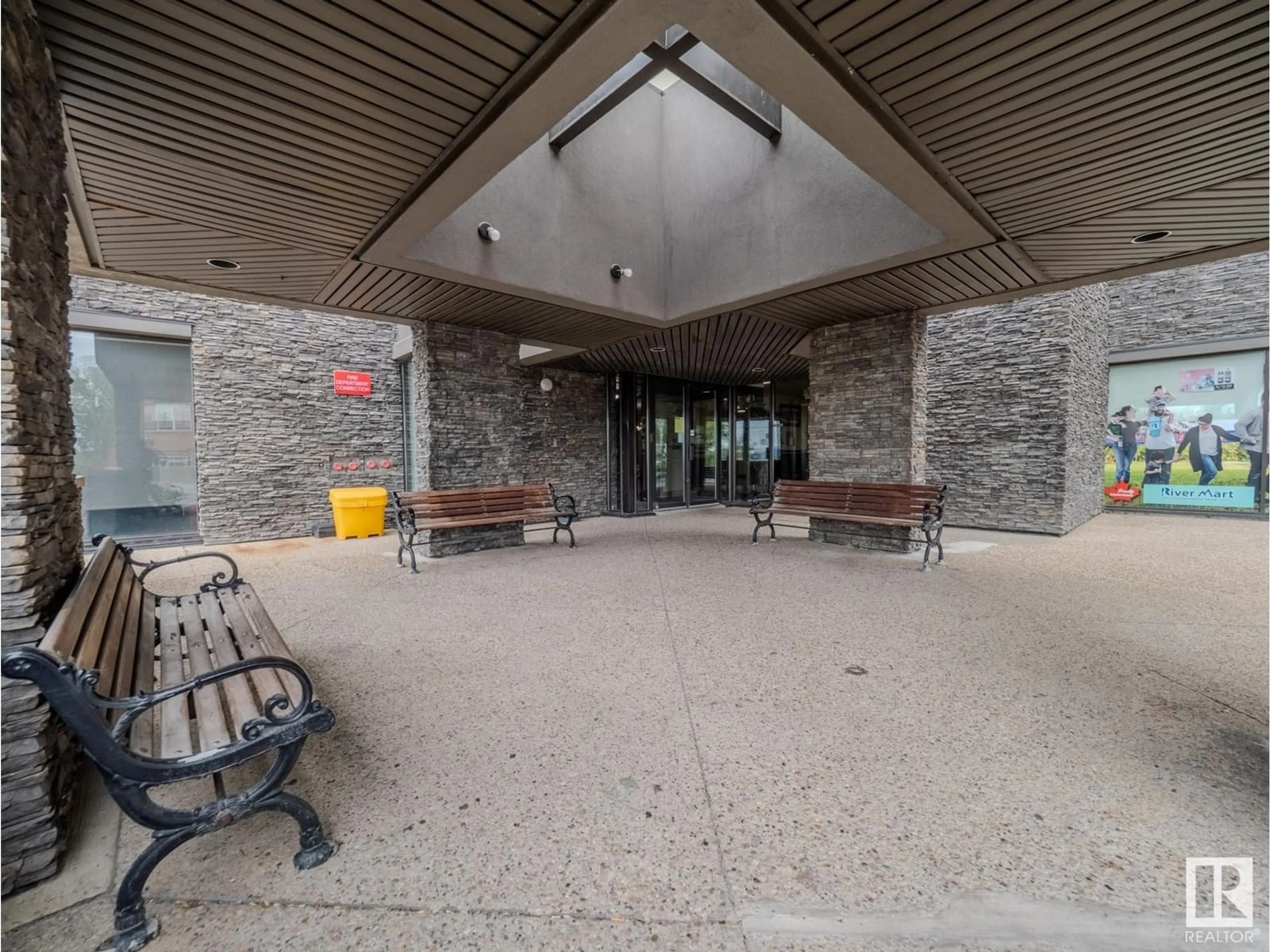 Lobby for 600 10149 SASKATCHEWAN DR, Edmonton Alberta T6E6B6