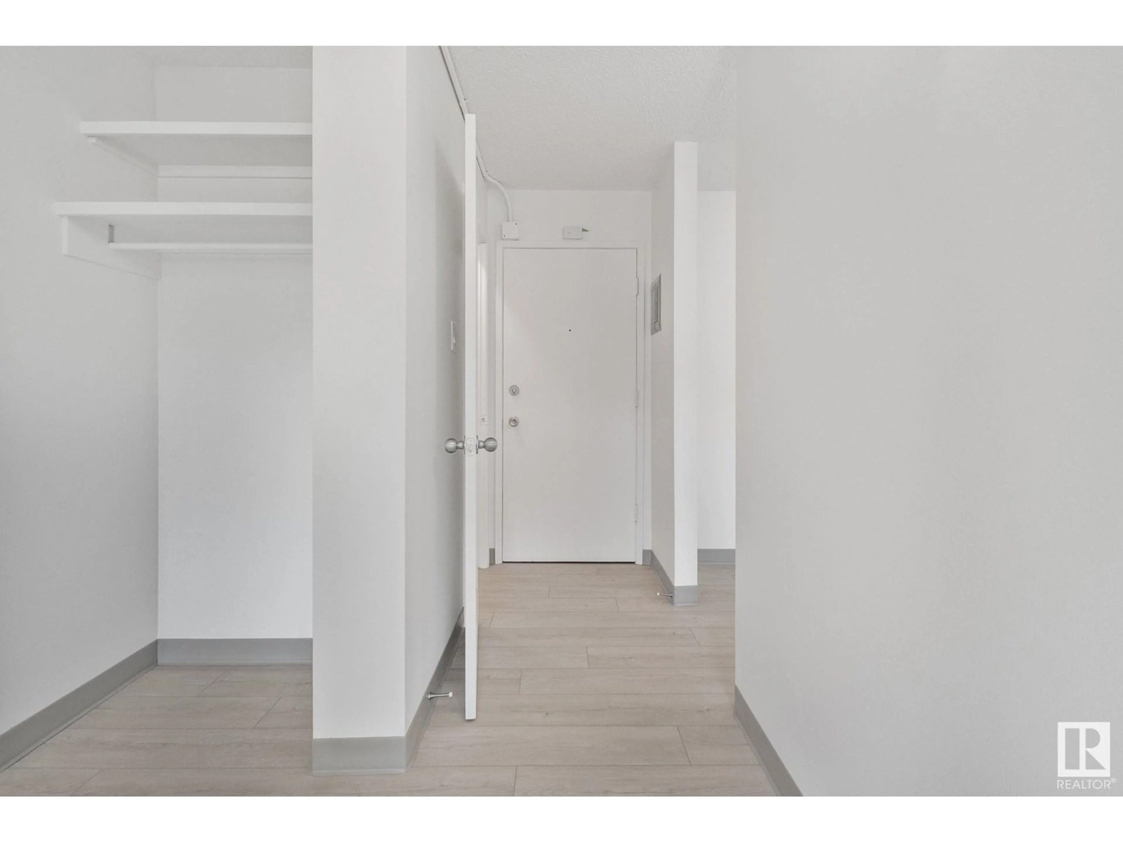 Indoor entryway for 8604 - 106 GATEWAY BV, Edmonton Alberta T6E4B6