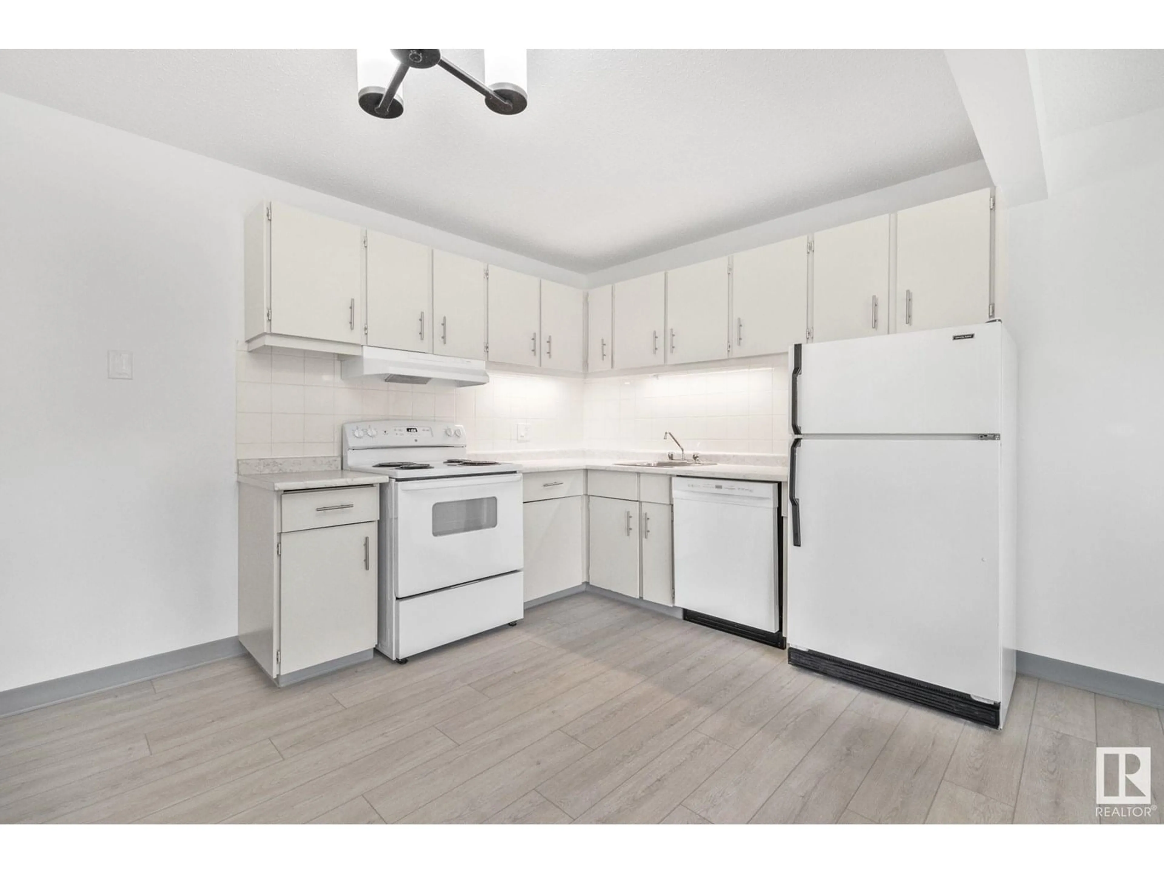 Standard kitchen, unknown for 8604 - 106 GATEWAY BV, Edmonton Alberta T6E4B6