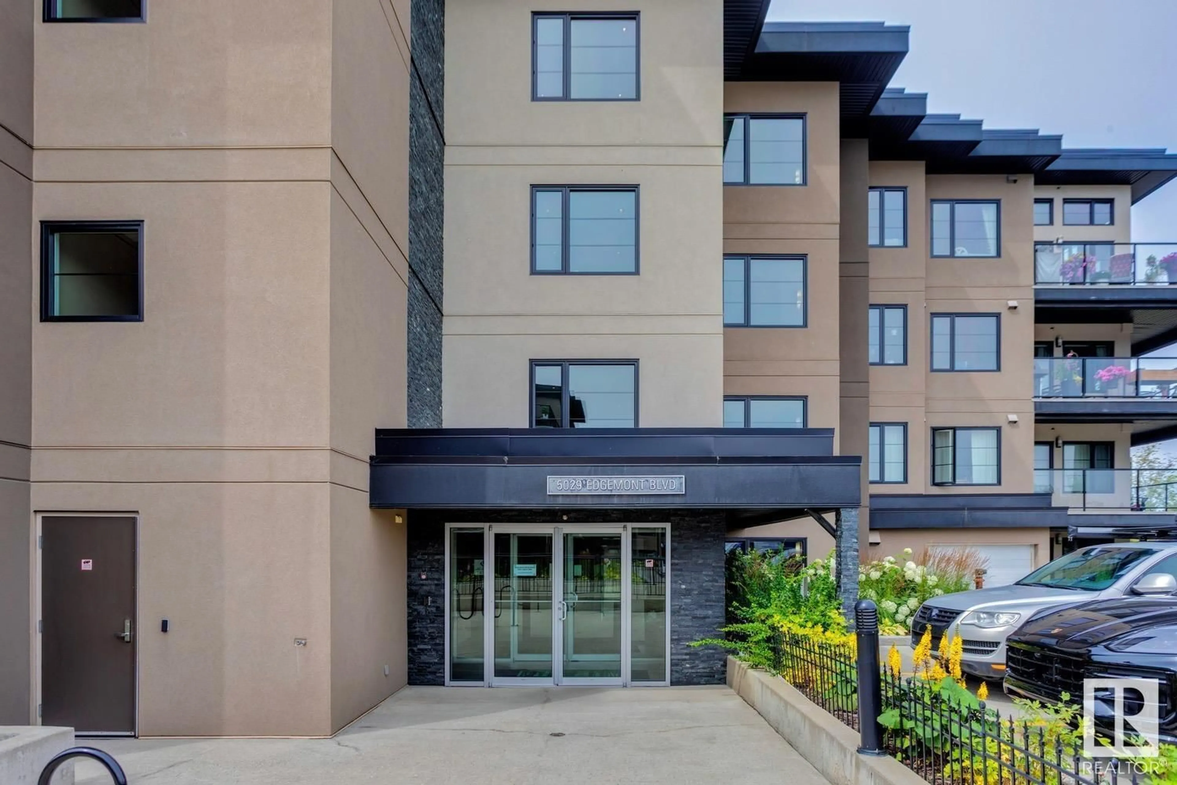 Indoor foyer for 206 - 5029 EDGEMONT BV, Edmonton Alberta T6M0S8