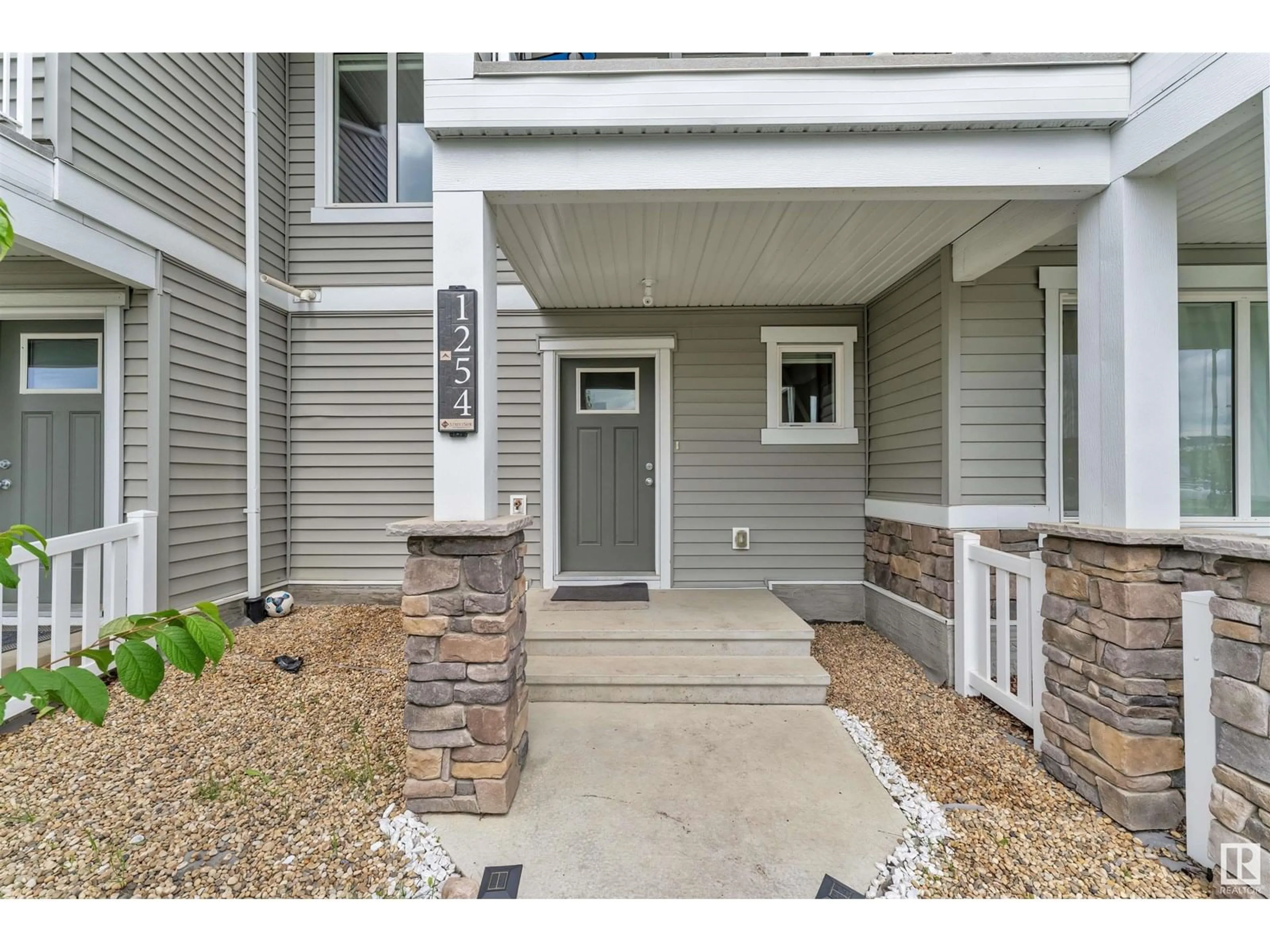 Indoor entryway for 1254 ASTER BV, Edmonton Alberta T6T2N8