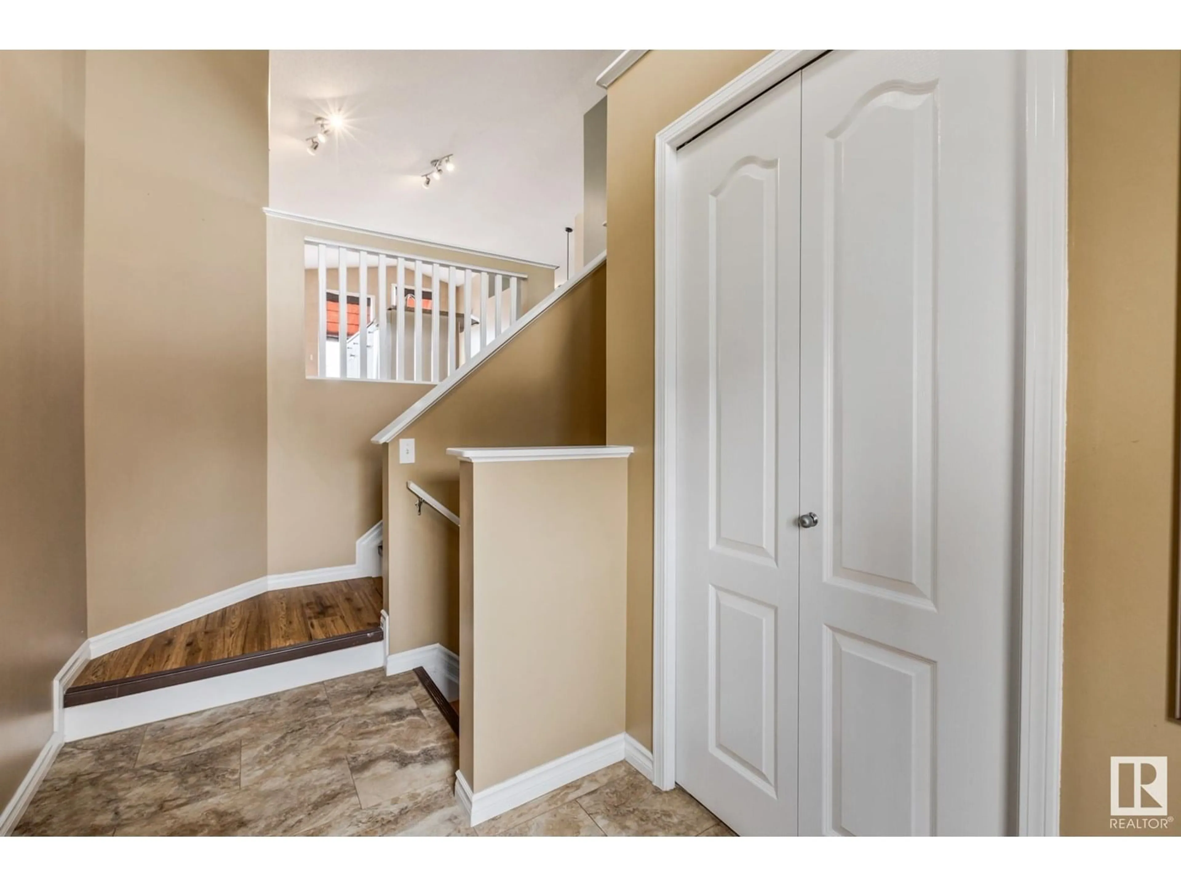 Indoor entryway for 359 BRINTNELL BV, Edmonton Alberta T5Y0G6