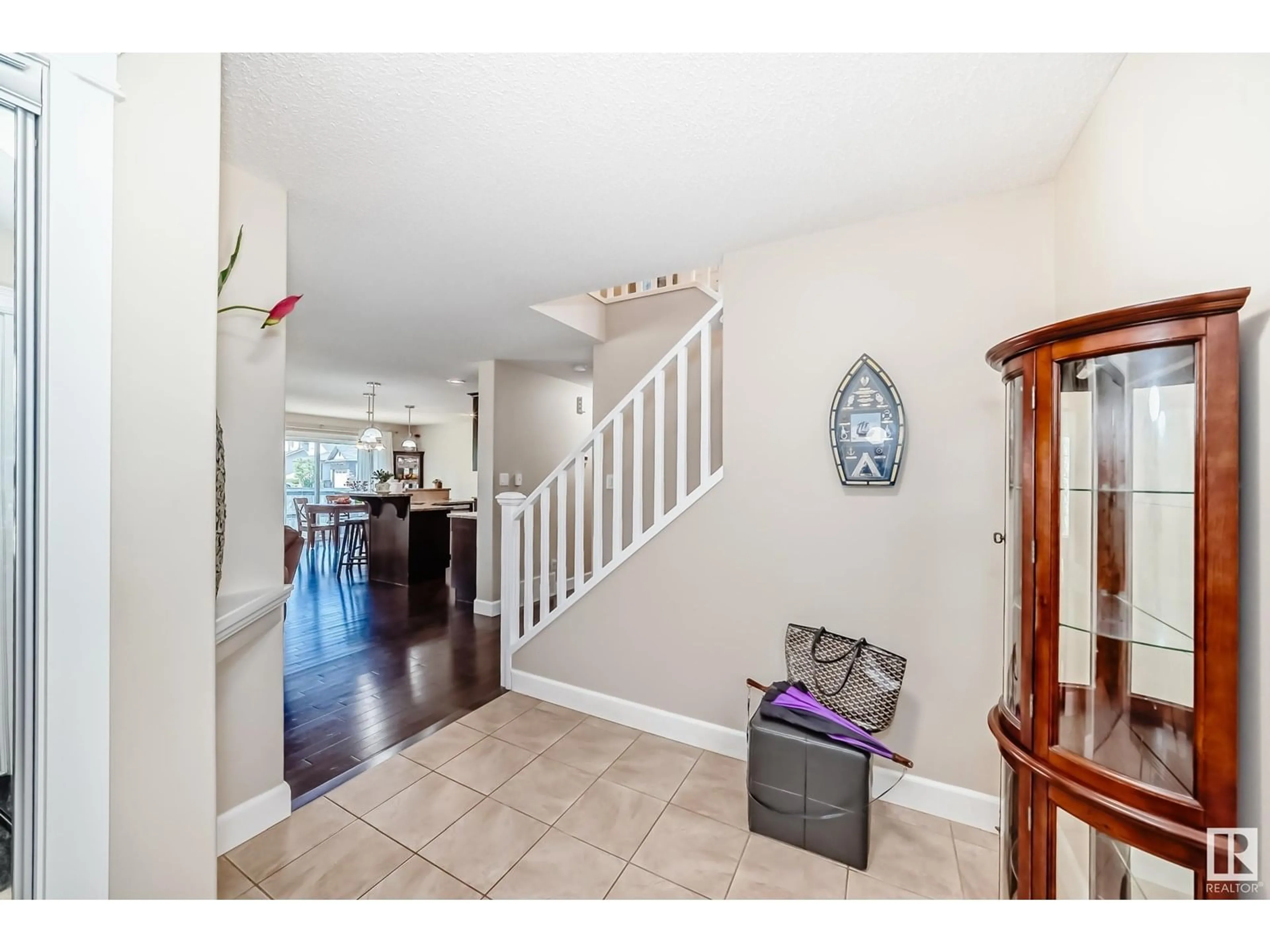 Indoor entryway for 3512 GOODRIDGE BA, Edmonton Alberta T5T4C6