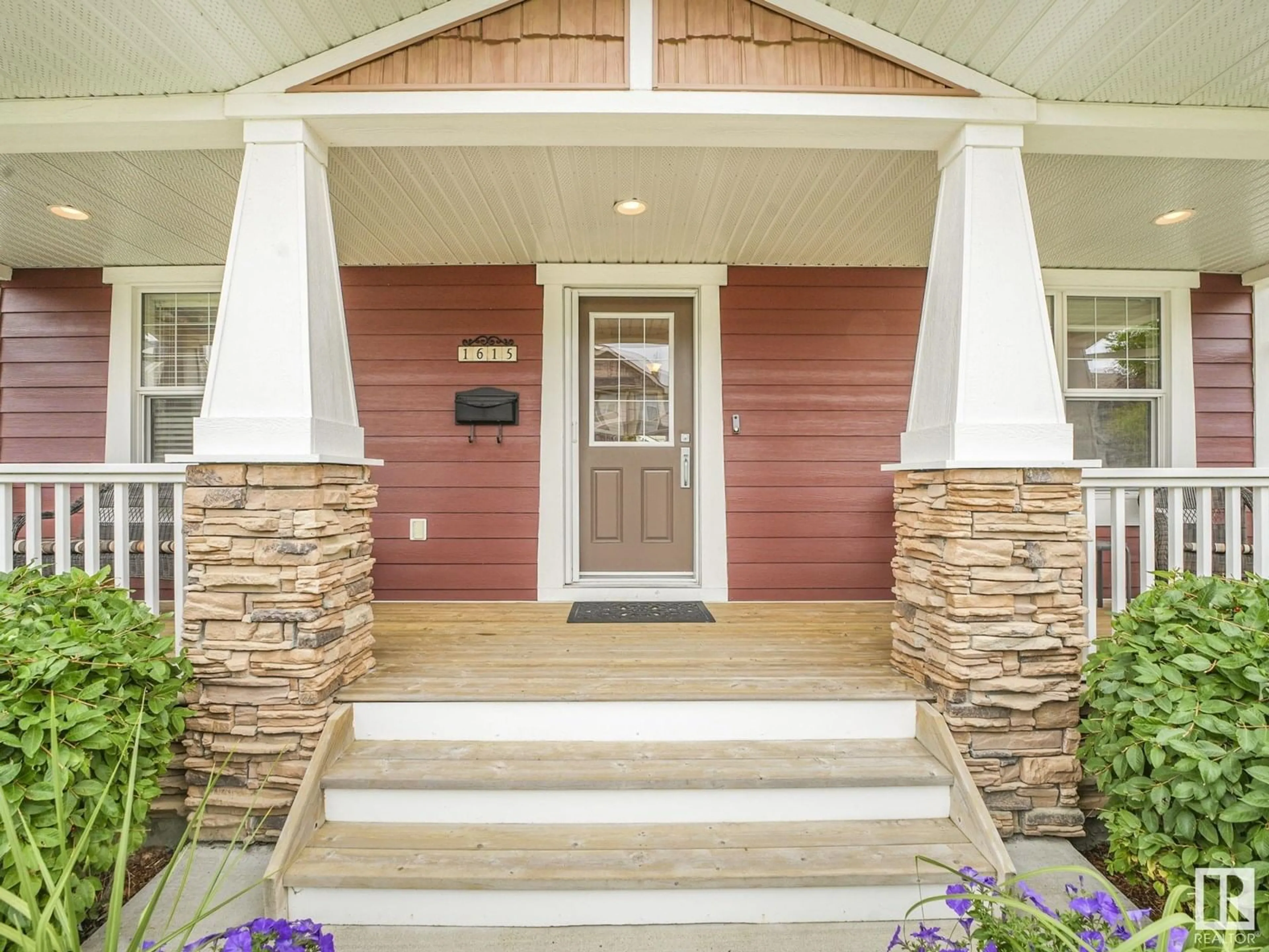 Indoor entryway for 1615 KERR RD, Edmonton Alberta T5E4P6