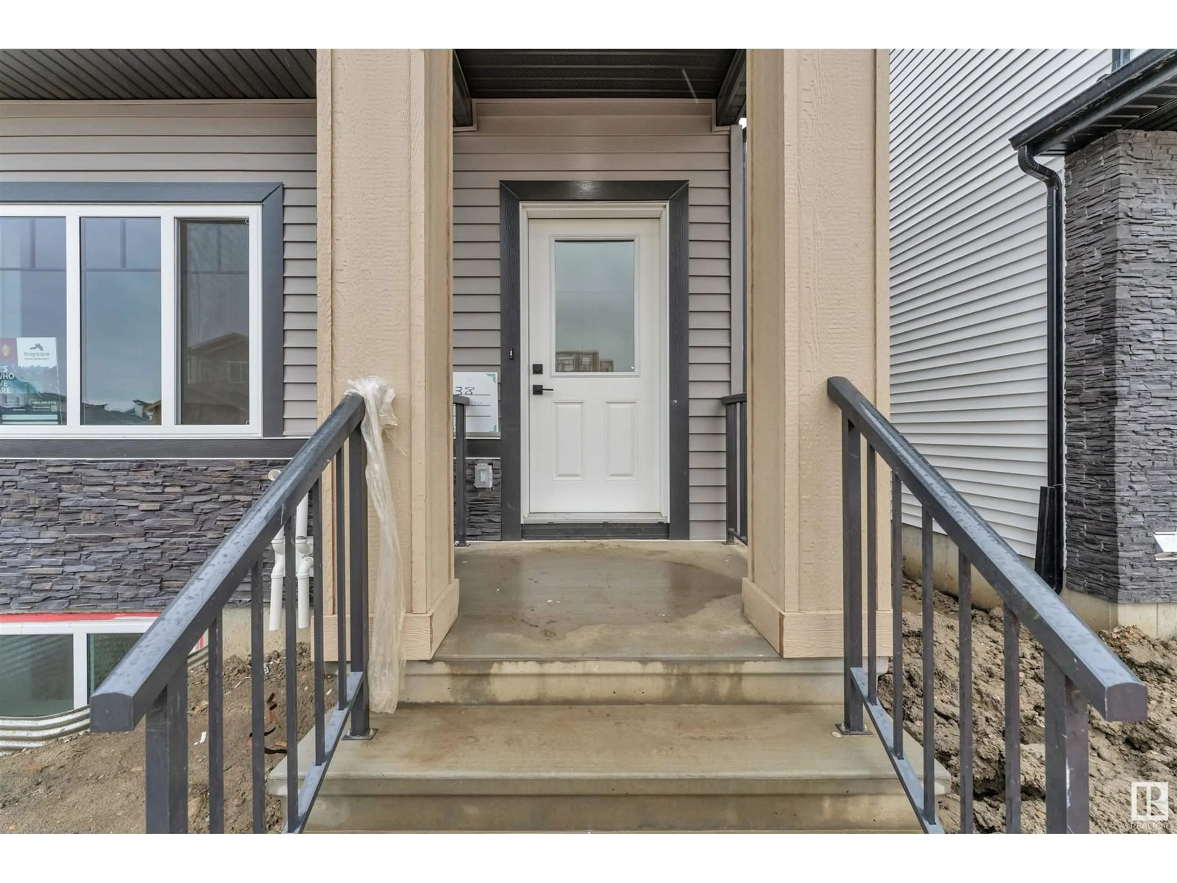 Indoor entryway for 338 MUNN WAY, Leduc Alberta T9E0S9