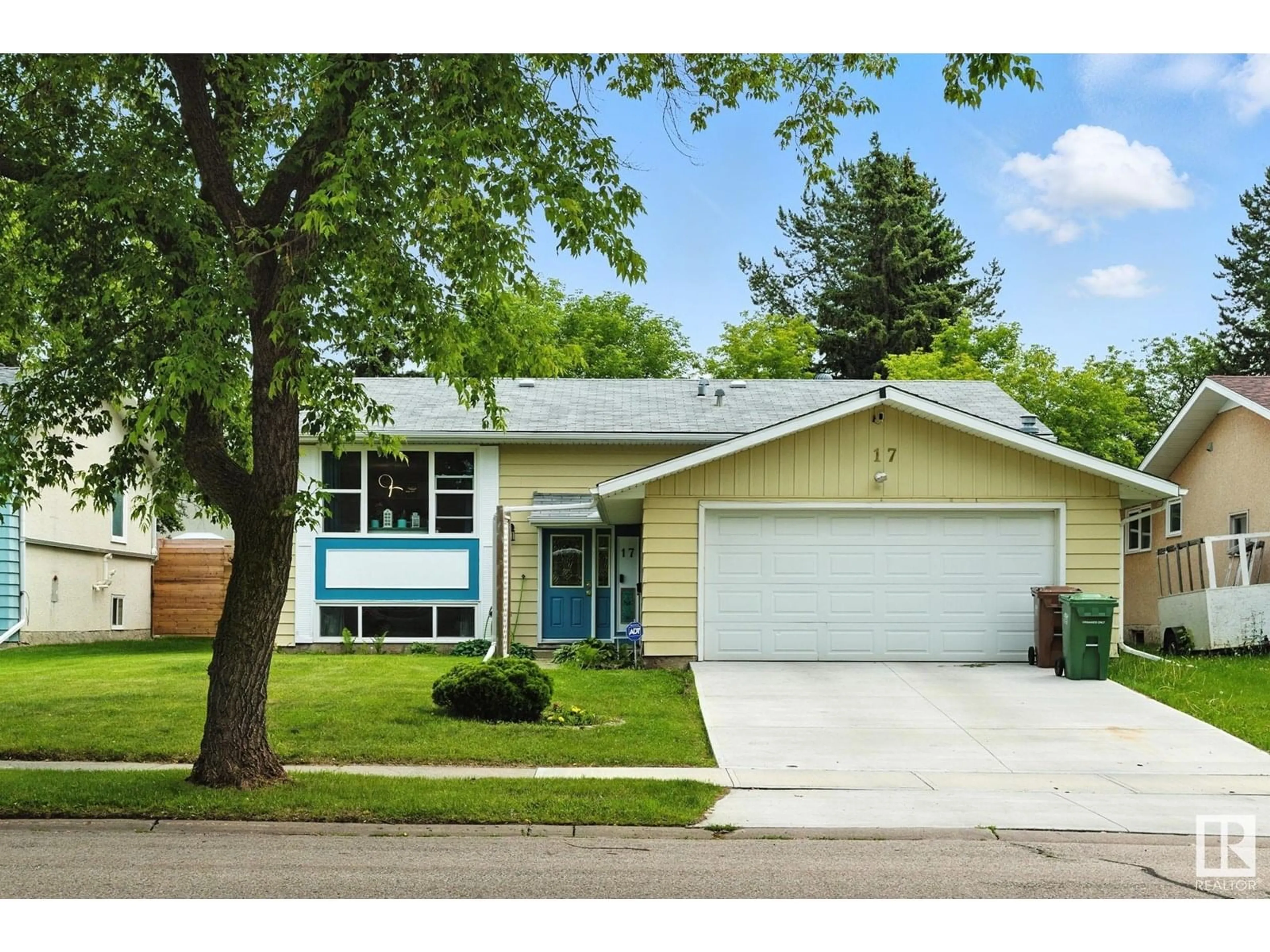 Home with vinyl exterior material, street for 17 AMBER CR, St. Albert Alberta T8N2J2
