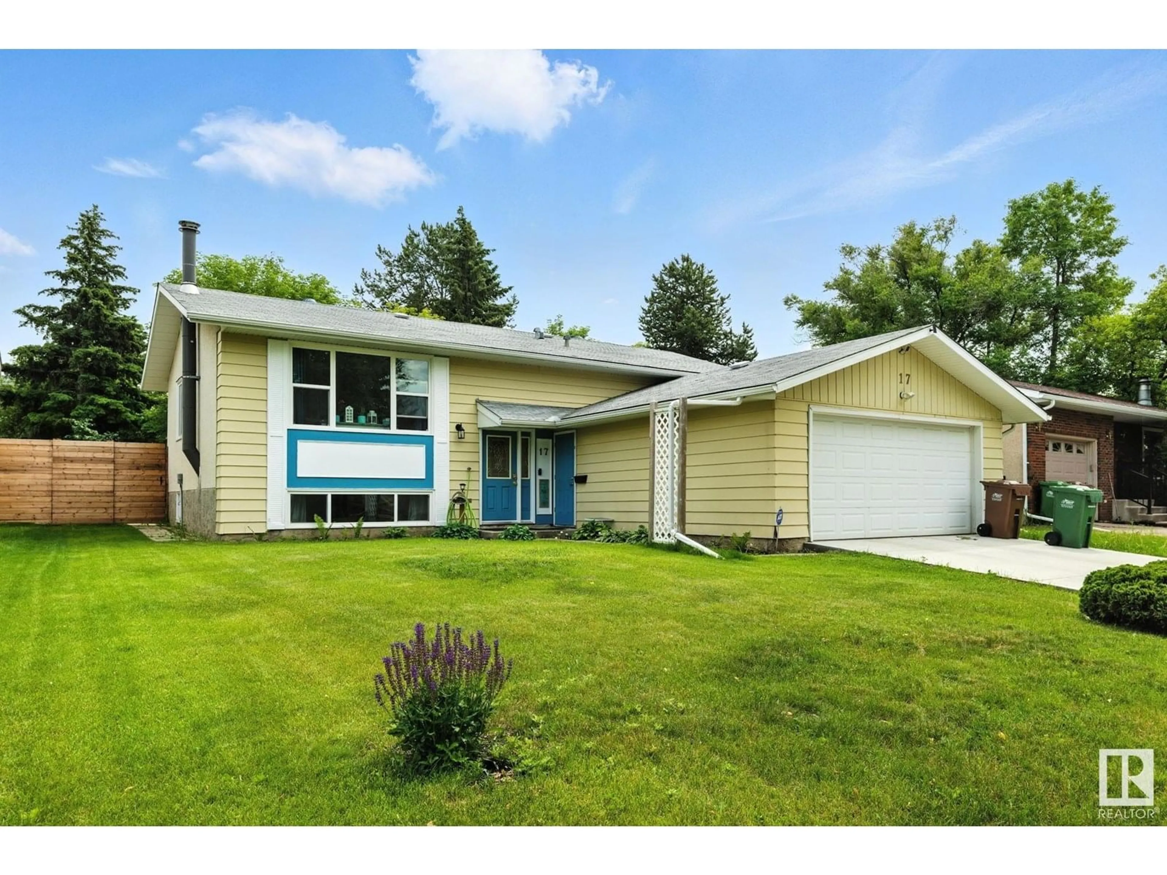 Home with vinyl exterior material, street for 17 AMBER CR, St. Albert Alberta T8N2J2