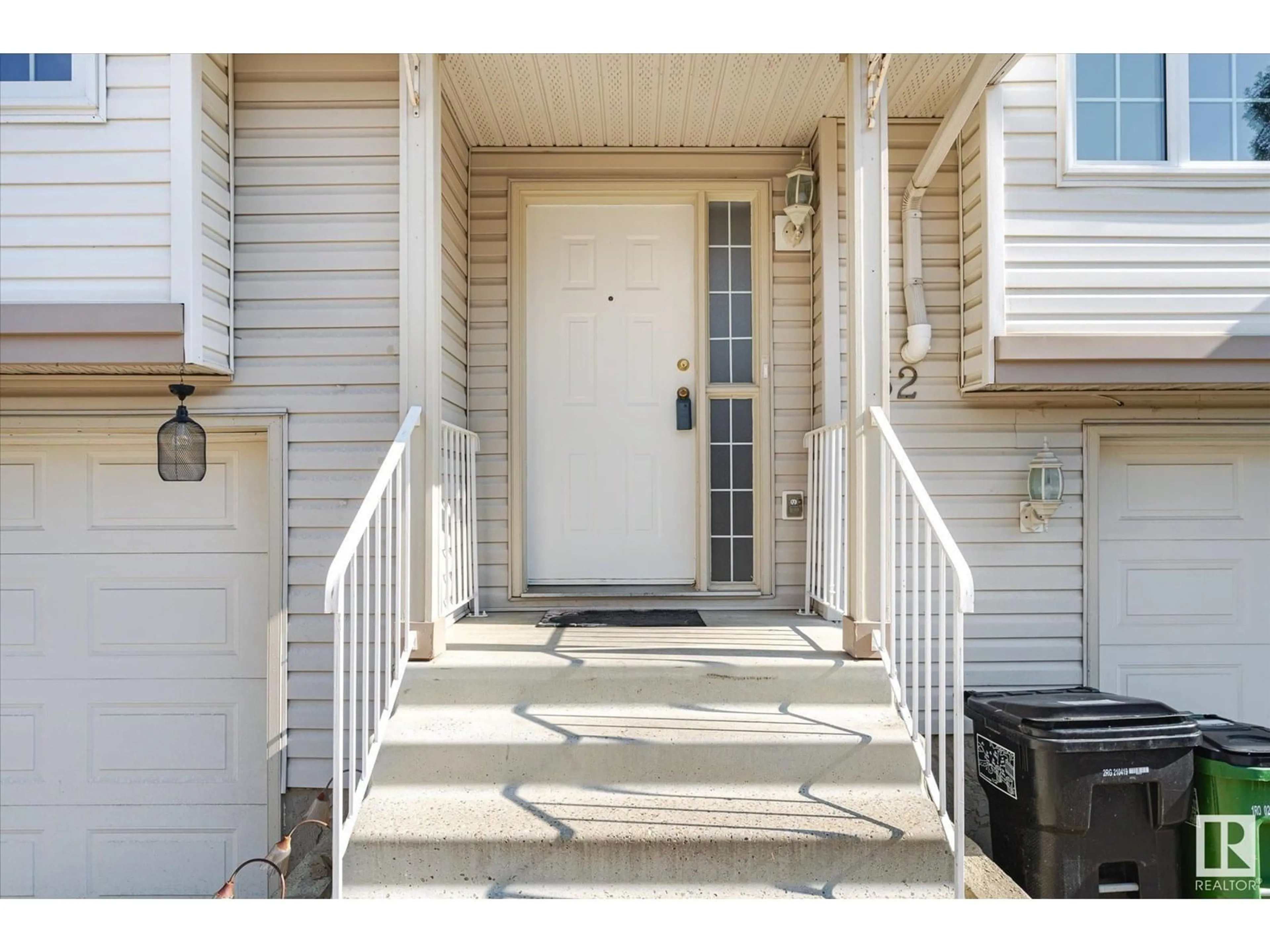 Indoor entryway for 52 9630 176 ST NW, Edmonton Alberta T5T6E1
