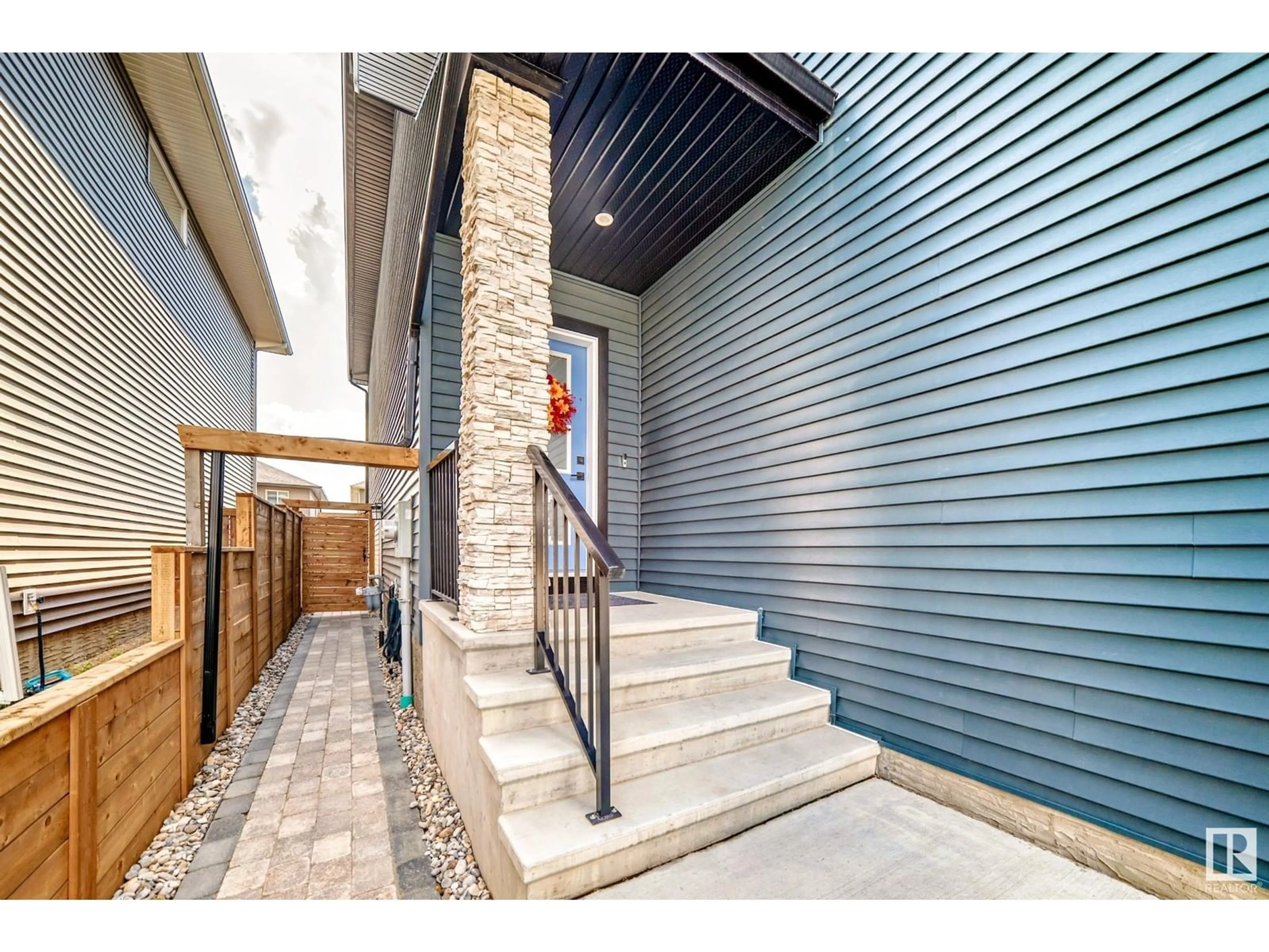 Indoor foyer for 81 ROYAL ST, St. Albert Alberta T8N7X4