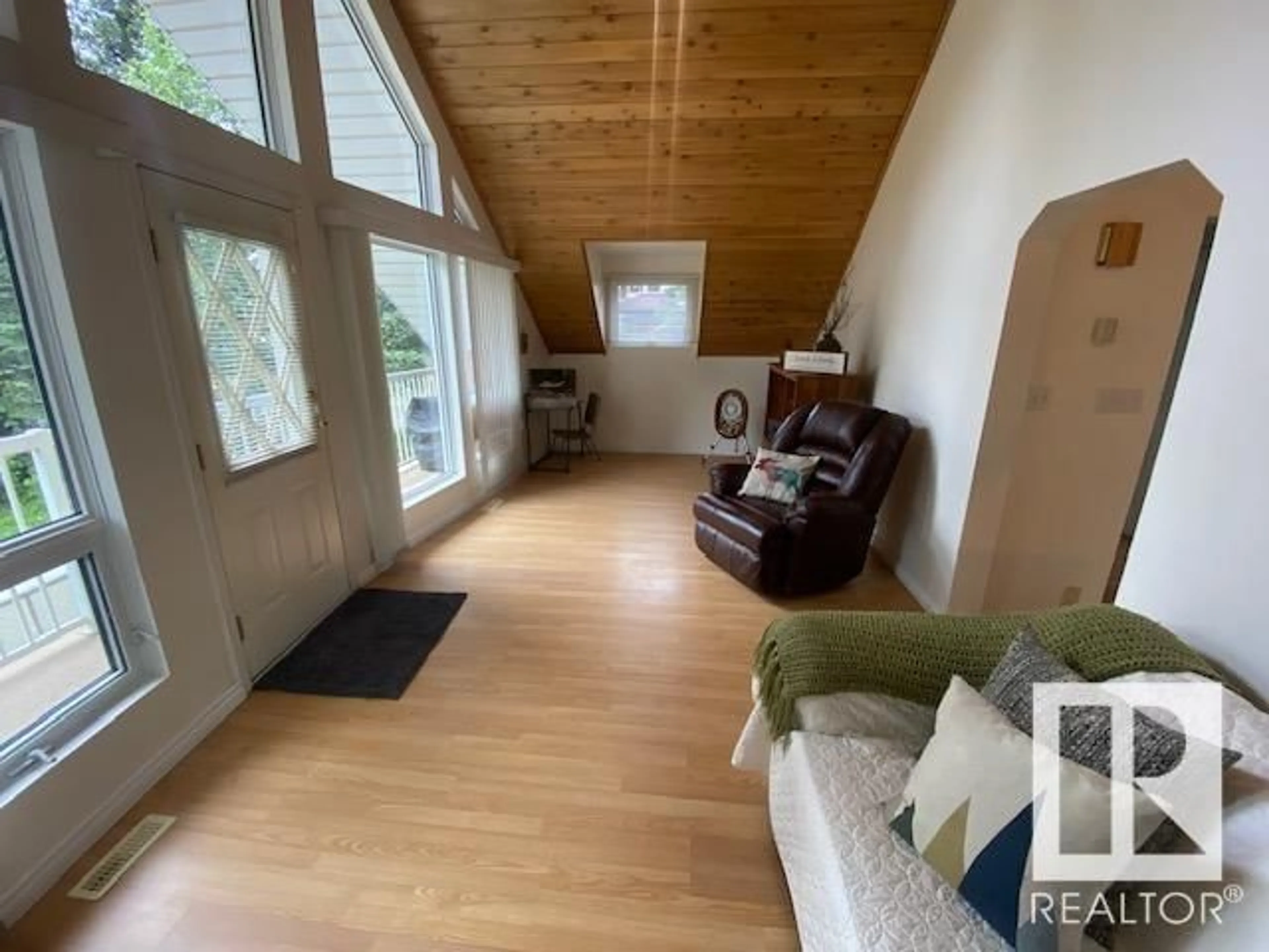 Living room with furniture, unknown for 429329 - 16 FOLDING AV, Rural Yellowhead Alberta T7V1X4
