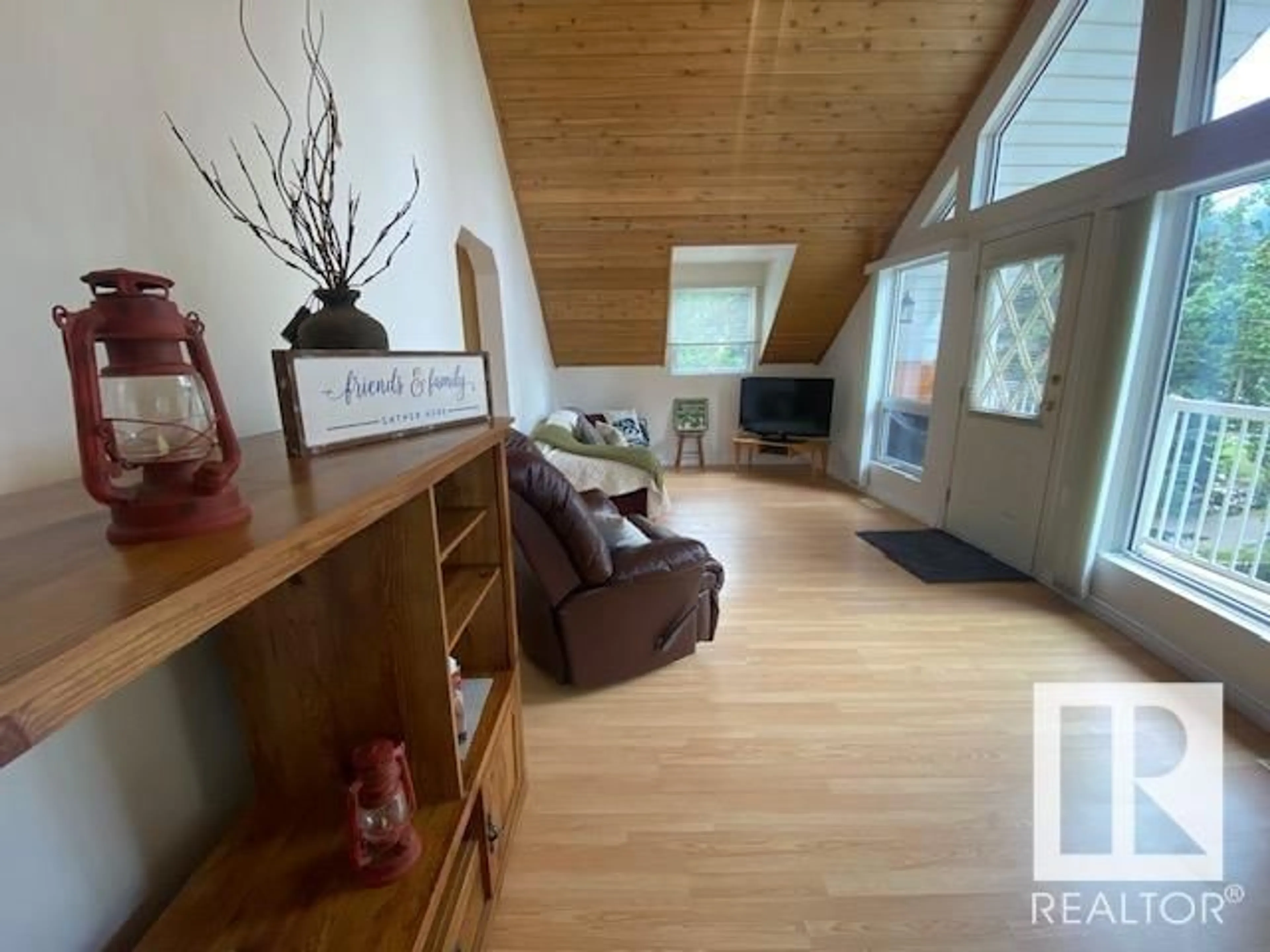 Living room with furniture, wood/laminate floor for 429329 - 16 FOLDING AV, Rural Yellowhead Alberta T7V1X4