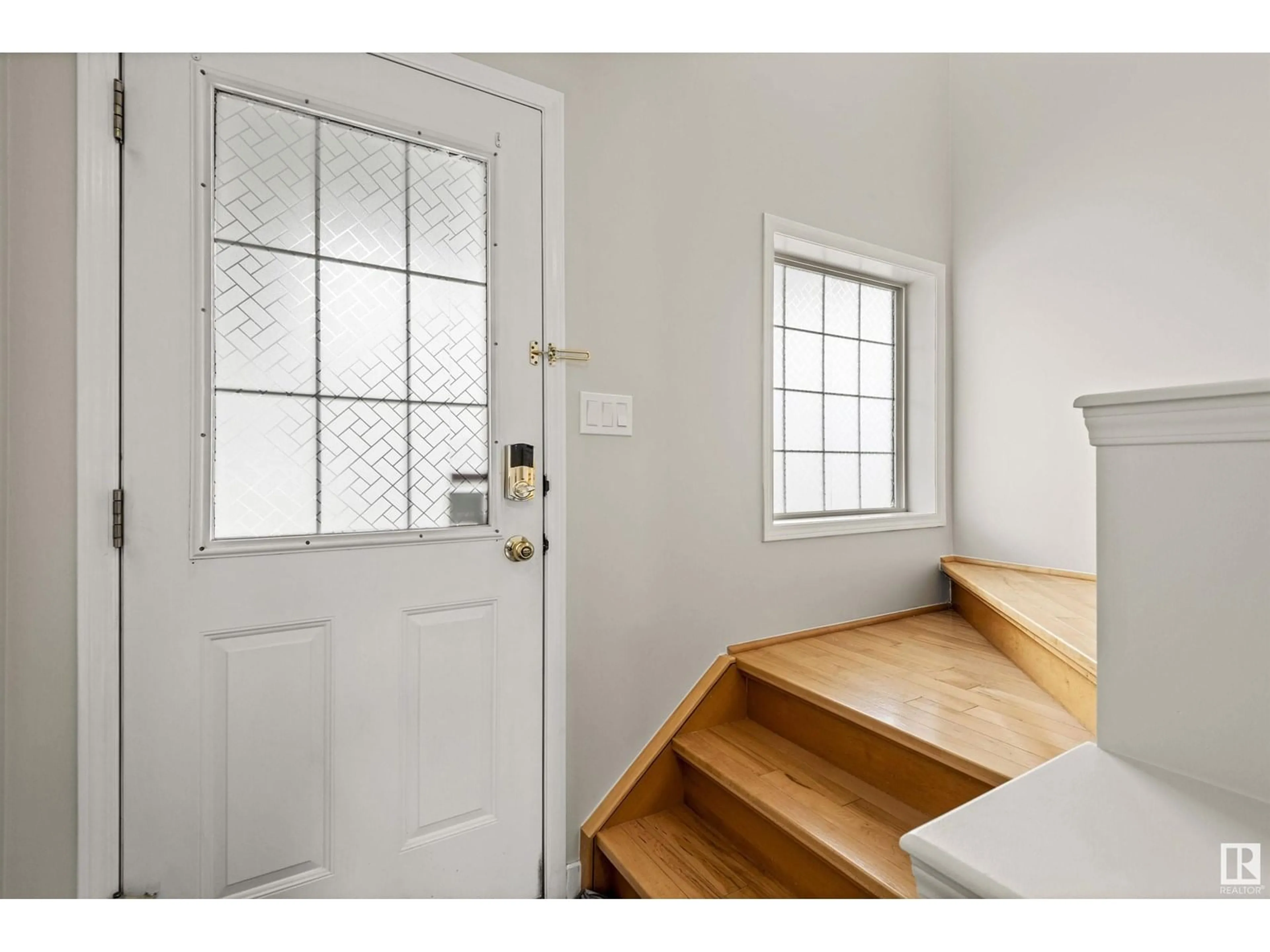 Indoor entryway for 39 15215 126 ST NW, Edmonton Alberta T5X5Z3