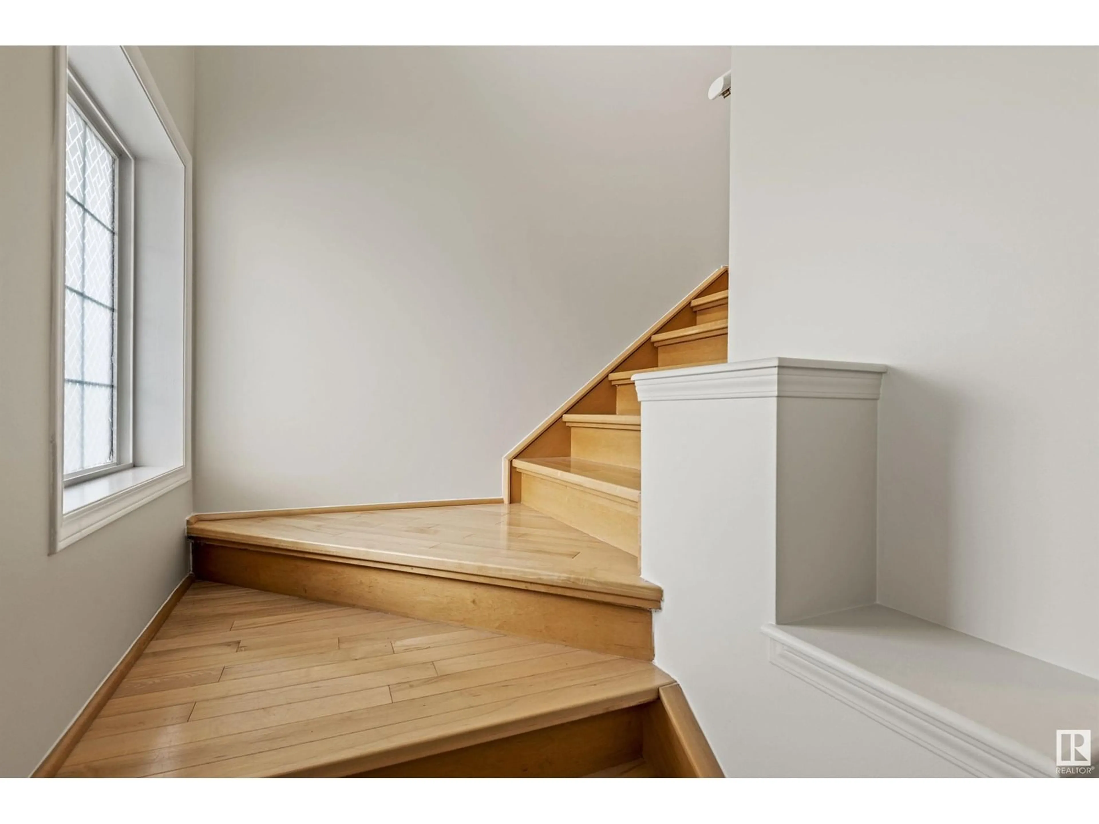 Stairs for 39 15215 126 ST NW, Edmonton Alberta T5X5Z3