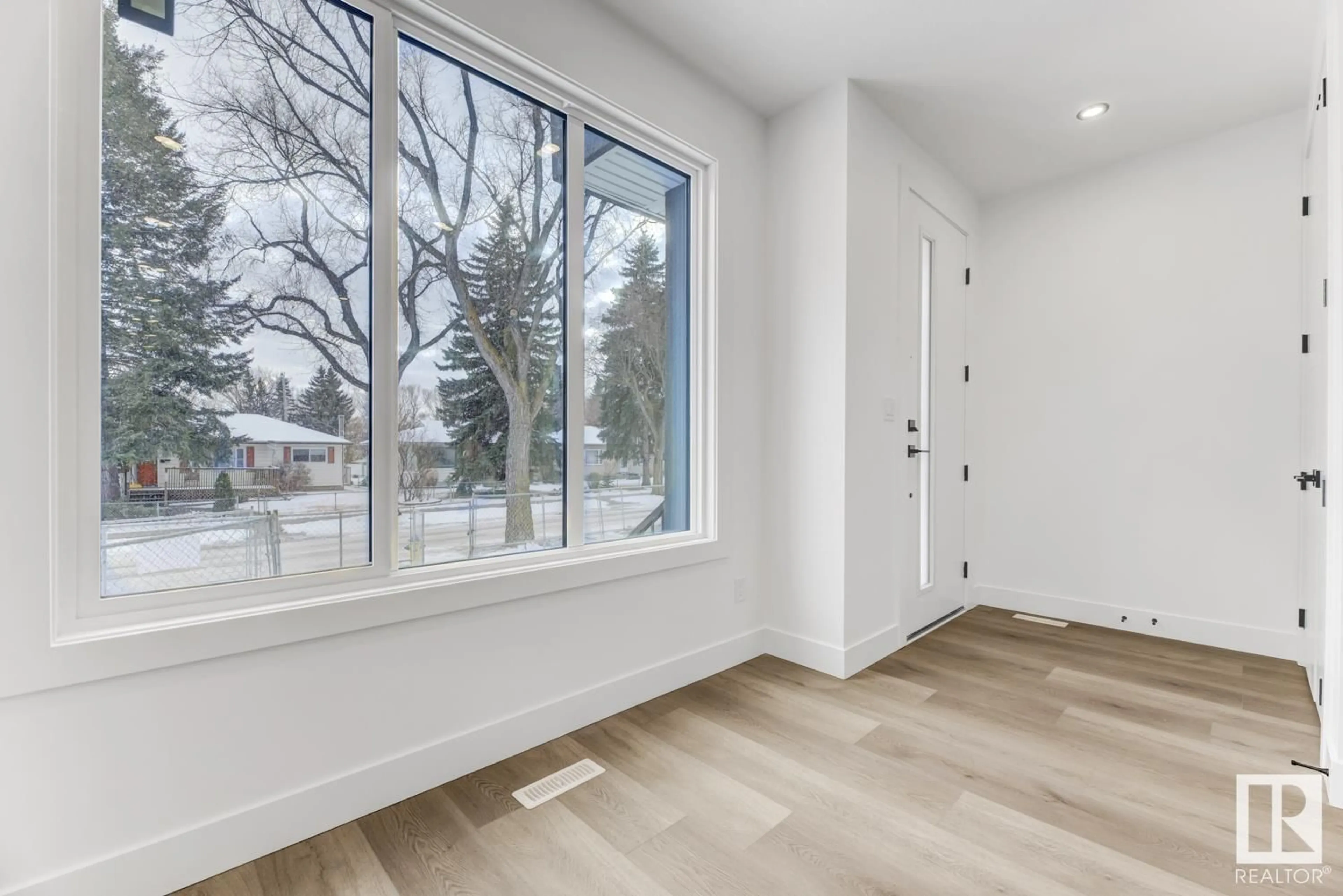 Indoor entryway for 12309 91 ST, Edmonton Alberta T5B4C6