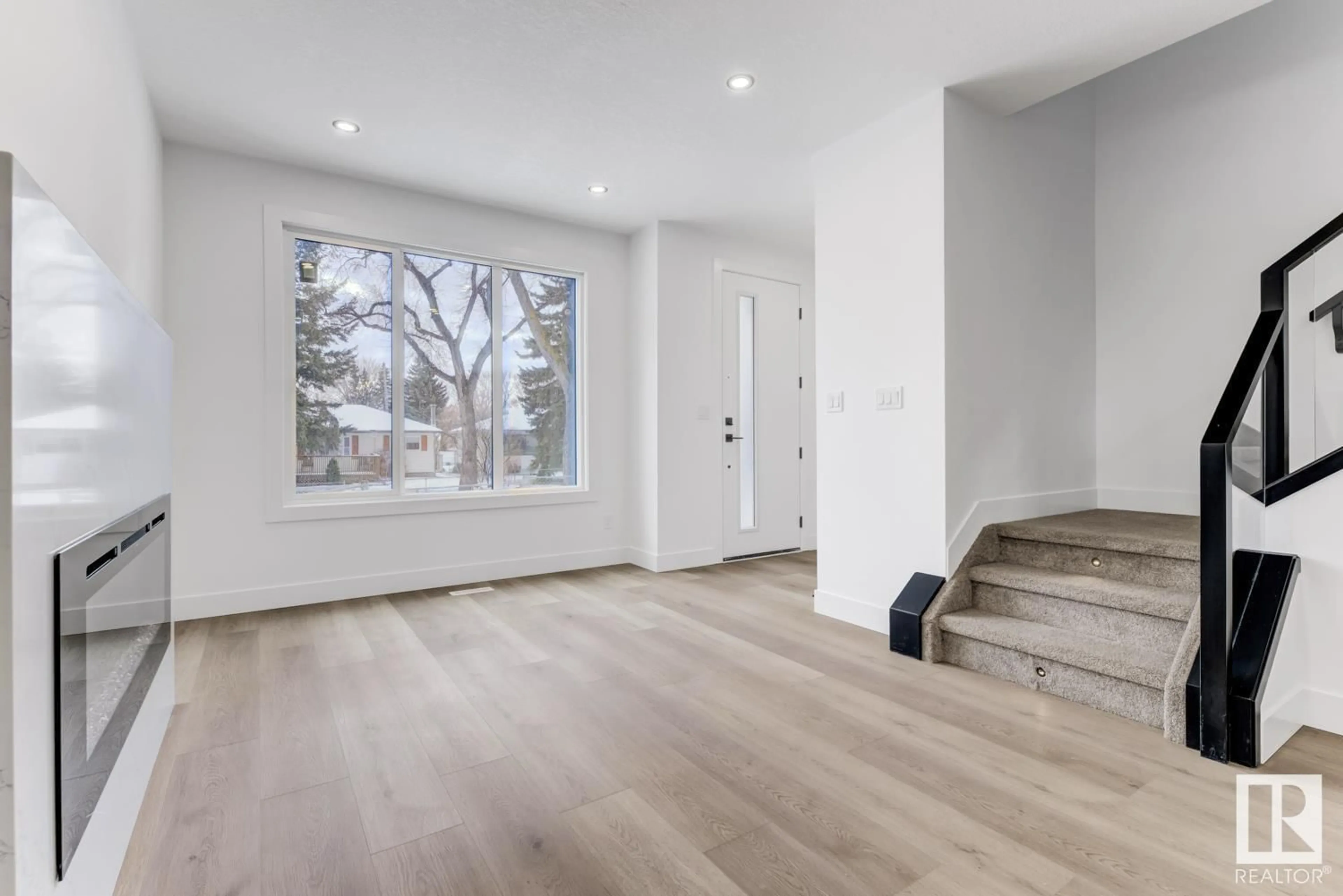 Indoor entryway for 12309 91 ST, Edmonton Alberta T5B4C6