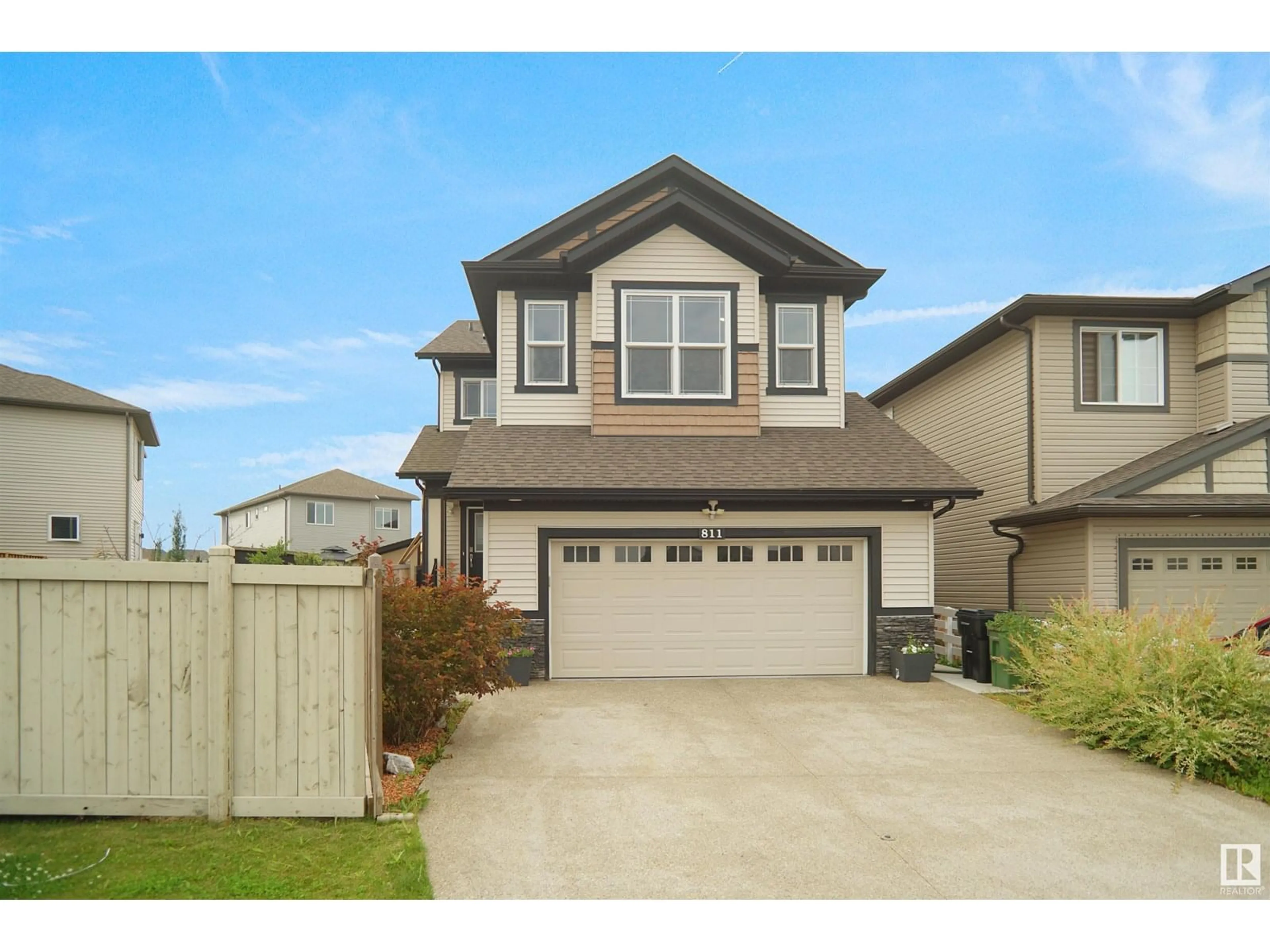 Home with vinyl exterior material, street for 811 35 AV, Edmonton Alberta T6T1A3
