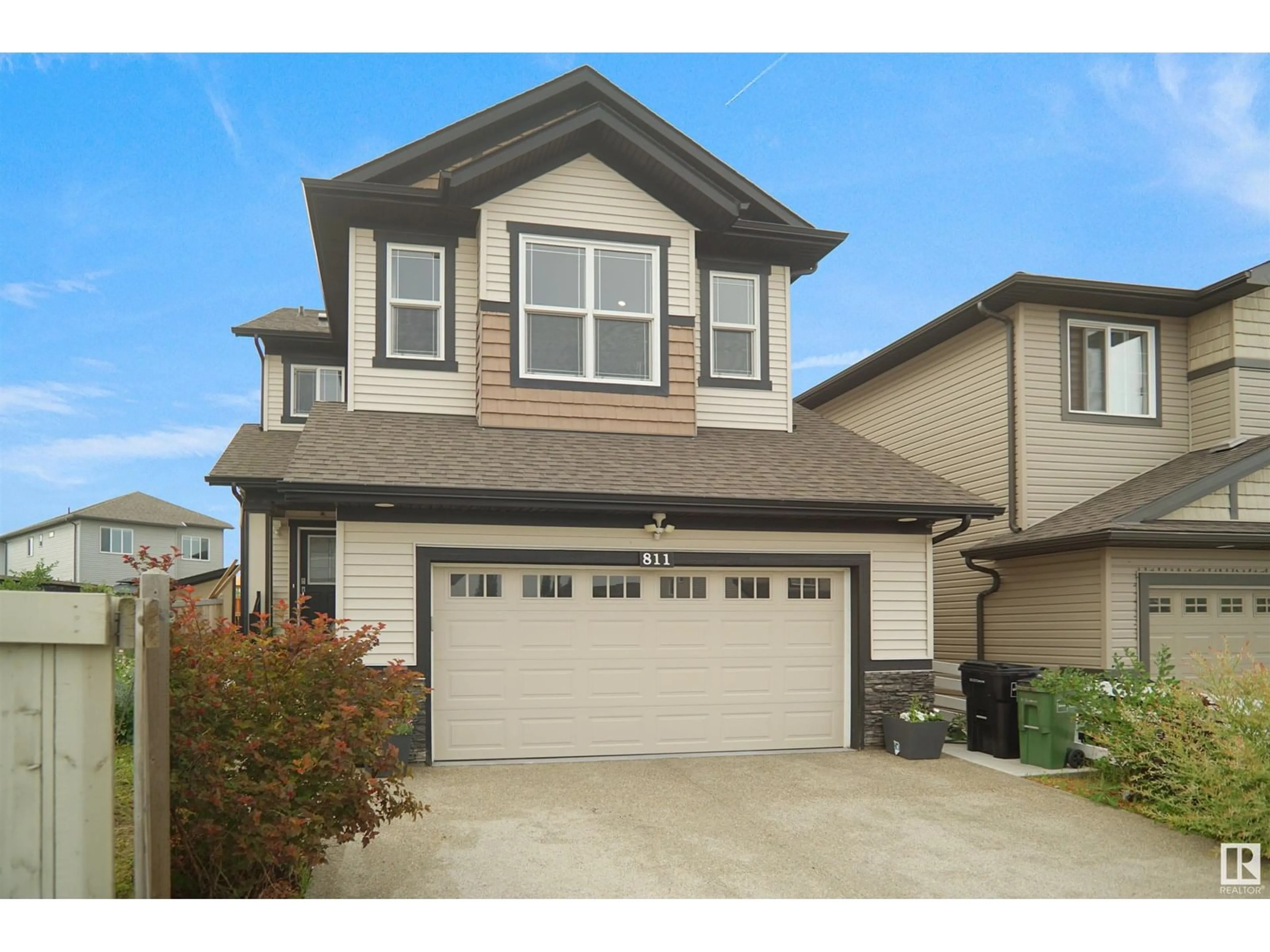 Home with vinyl exterior material, street for 811 35 AV, Edmonton Alberta T6T1A3