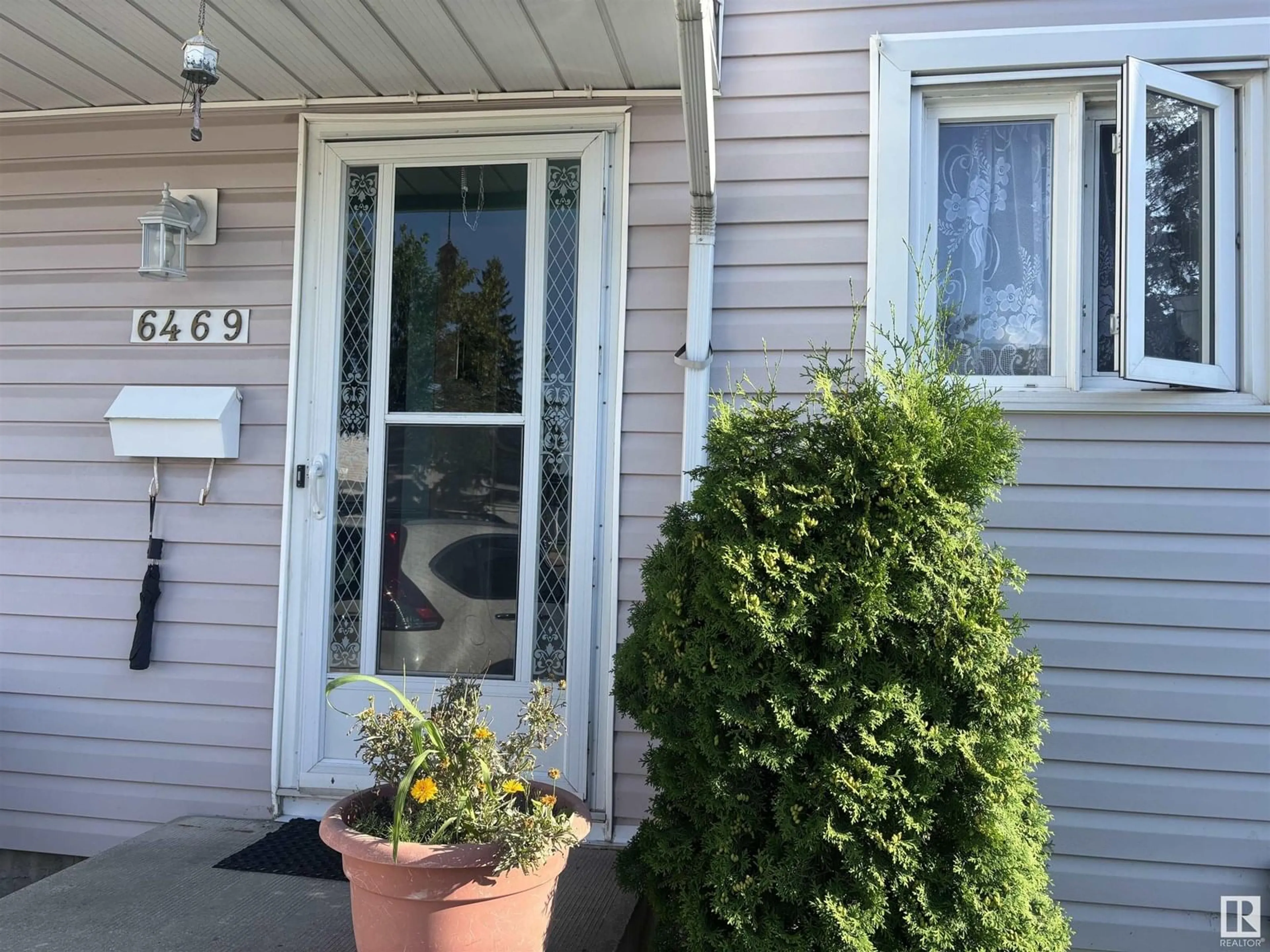 Indoor entryway for 6469 184 ST, Edmonton Alberta T5T1Z9