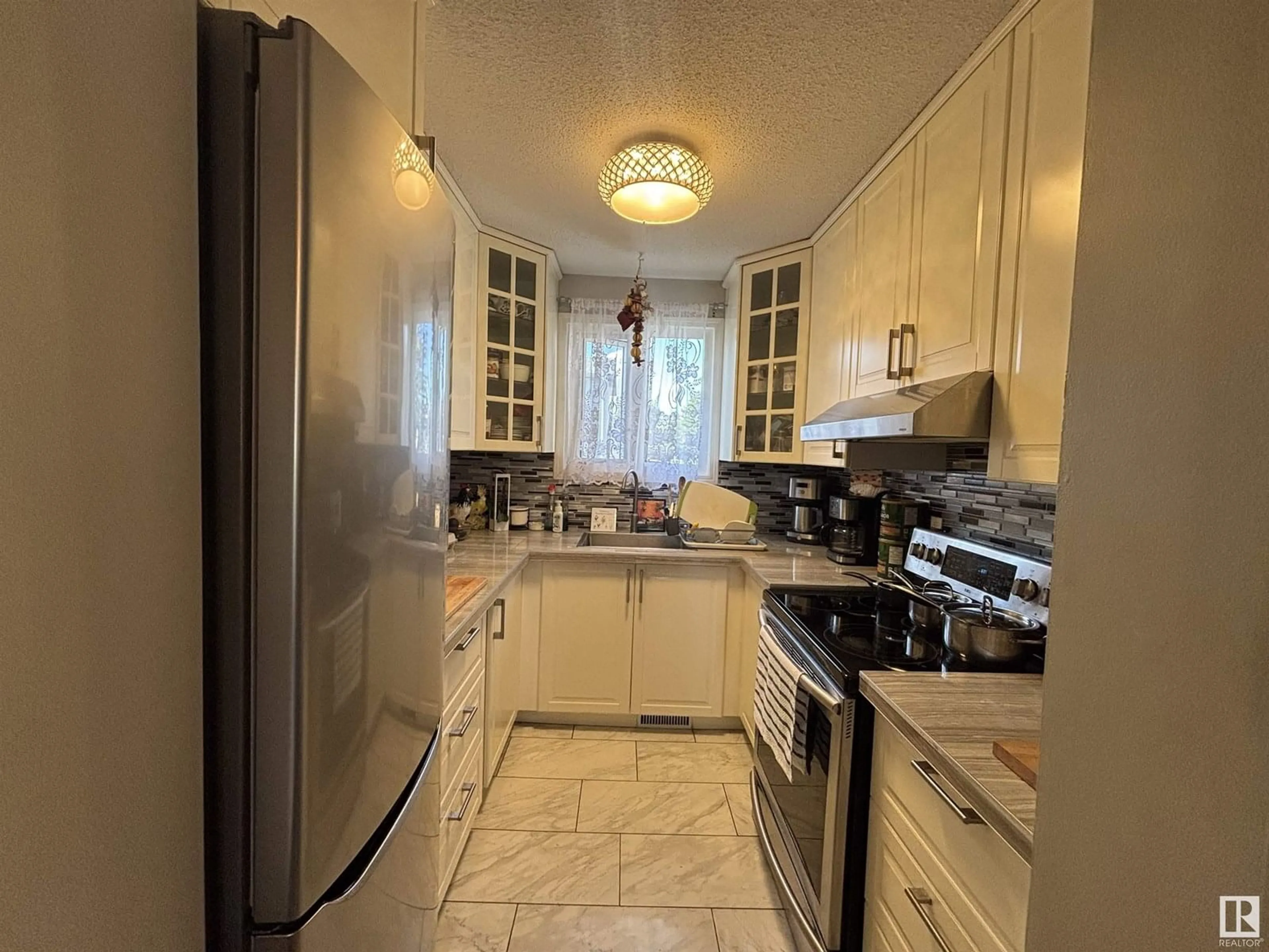 Standard kitchen, ceramic/tile floor for 6469 184 ST, Edmonton Alberta T5T1Z9
