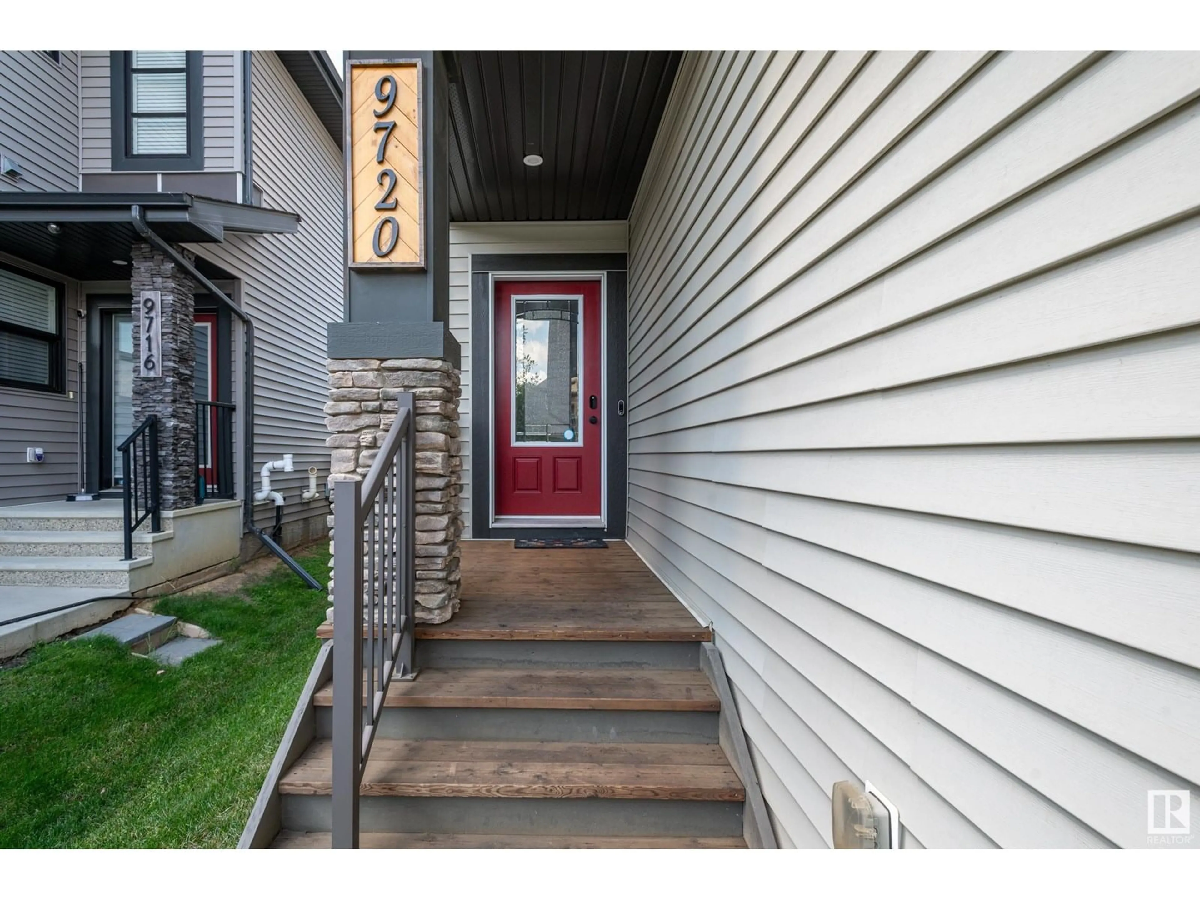 Indoor entryway for 9720 223 ST, Edmonton Alberta T5T7B7