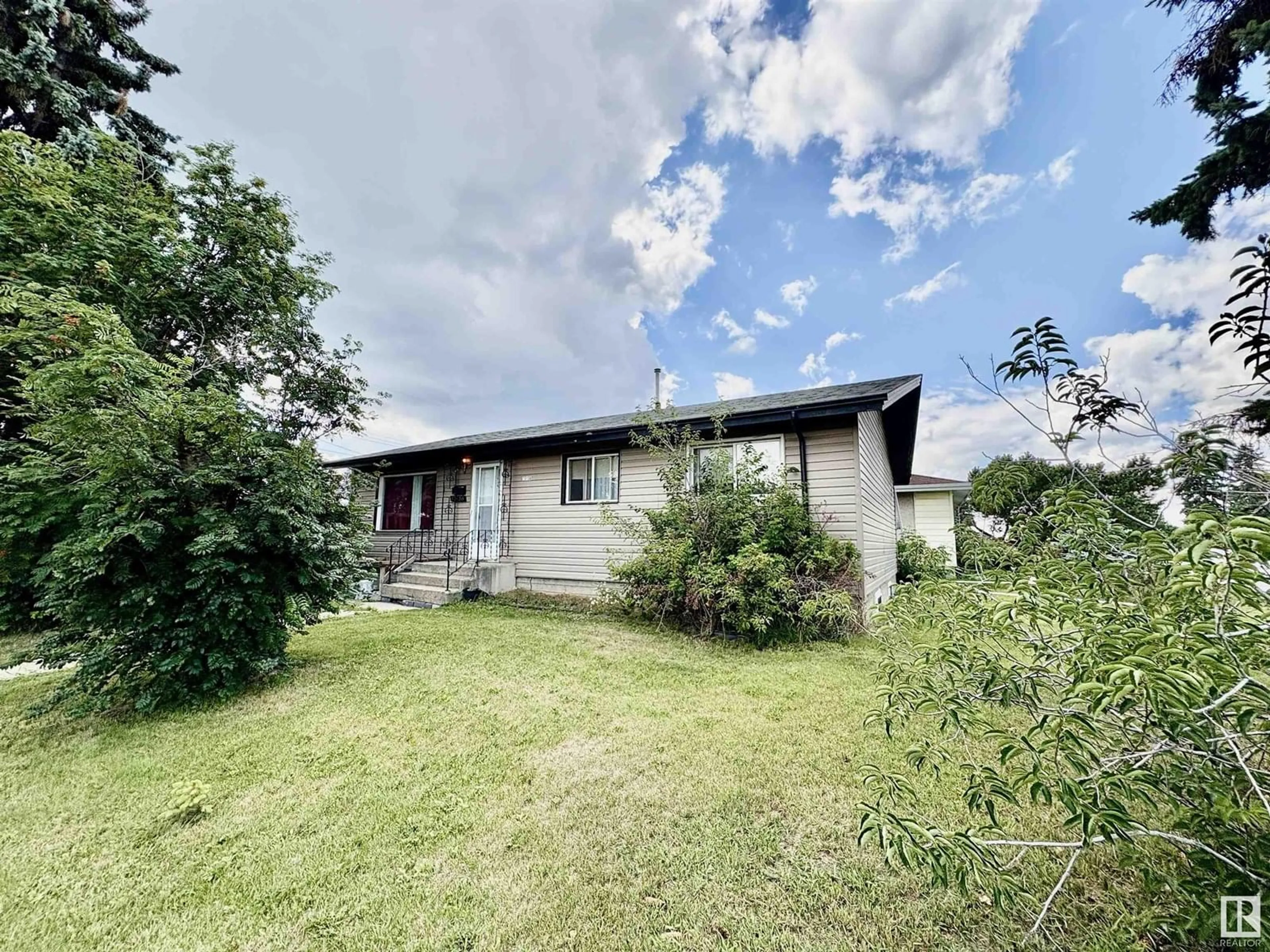 A pic from outside/outdoor area/front of a property/back of a property/a pic from drone, building for 13136 60 ST, Edmonton Alberta T5A0S3