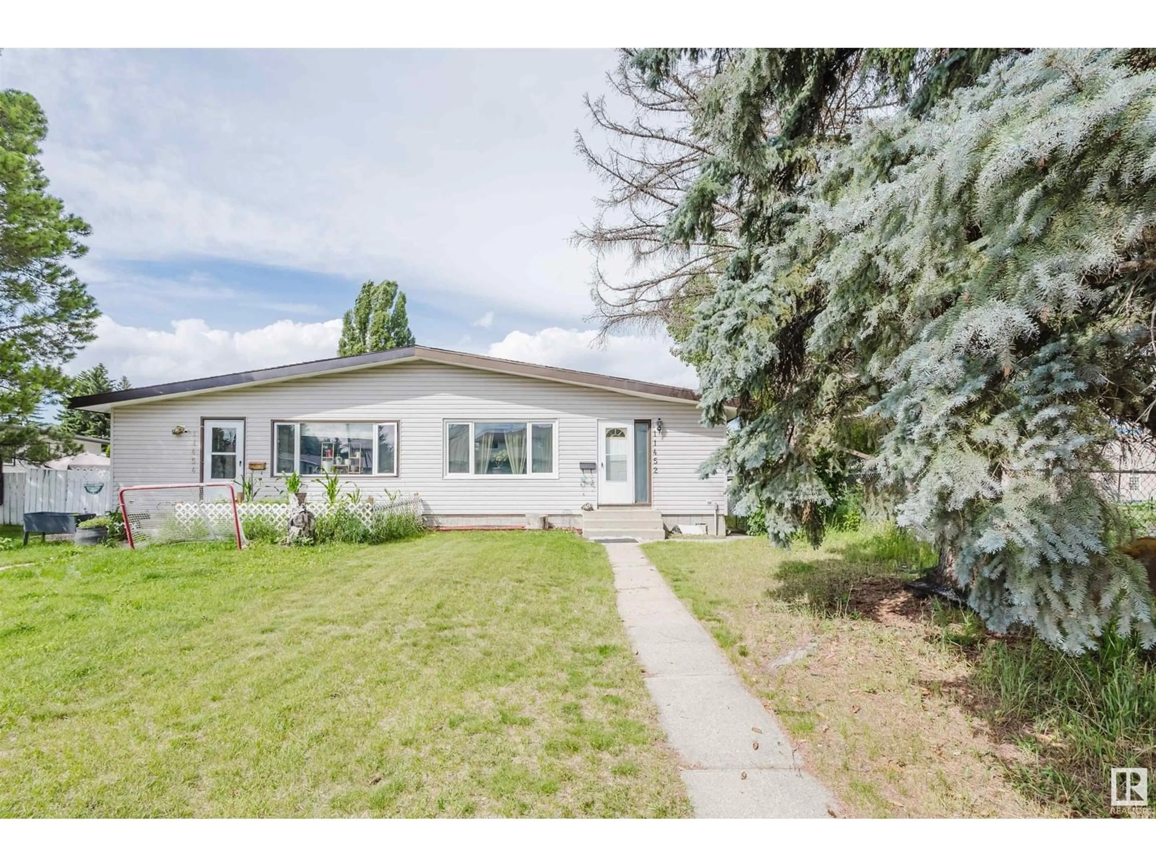 Home with vinyl exterior material, street for 11452 39 AV, Edmonton Alberta T6G0M6