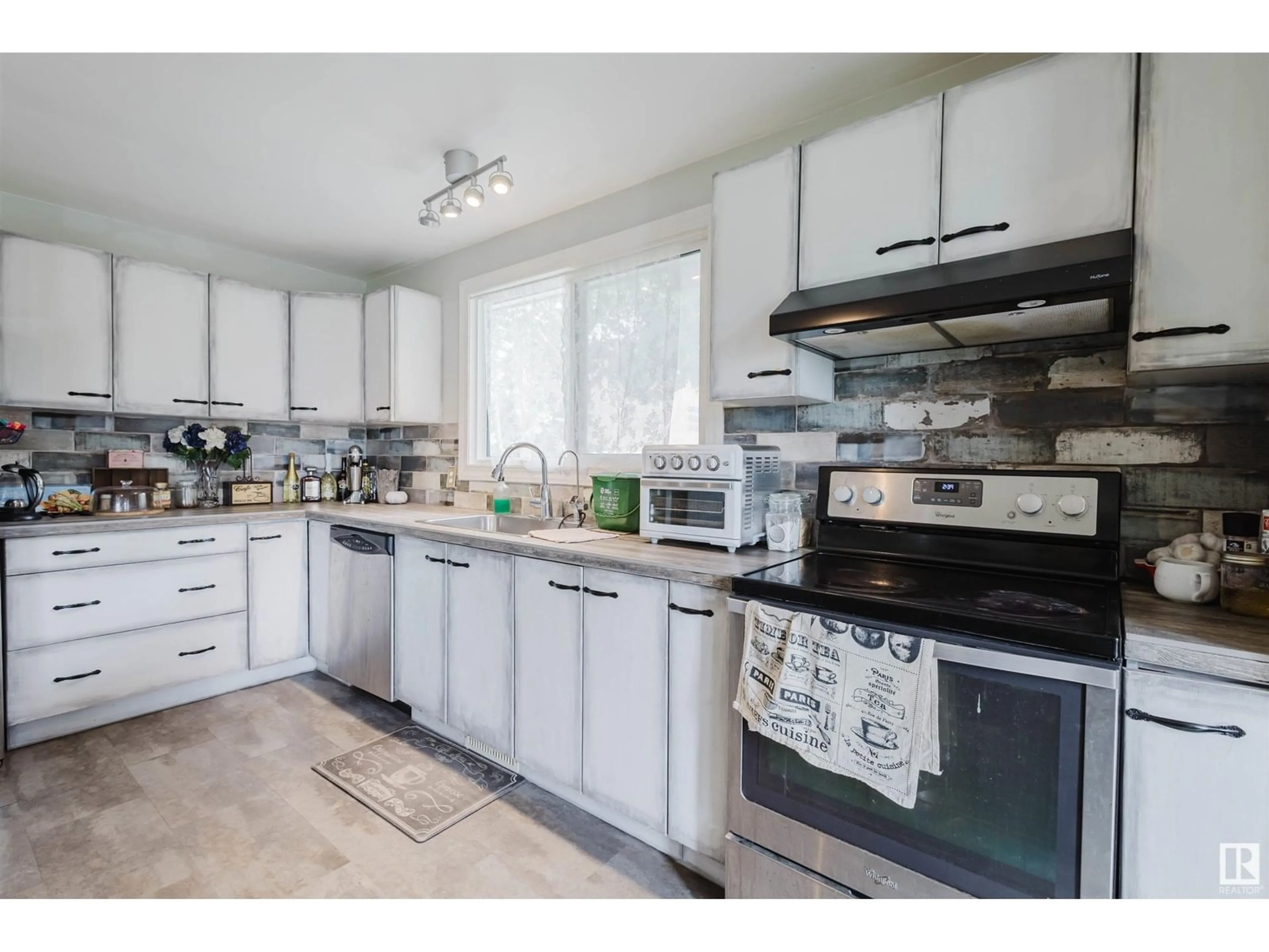 Open concept kitchen, unknown for 11452 39 AV, Edmonton Alberta T6G0M6