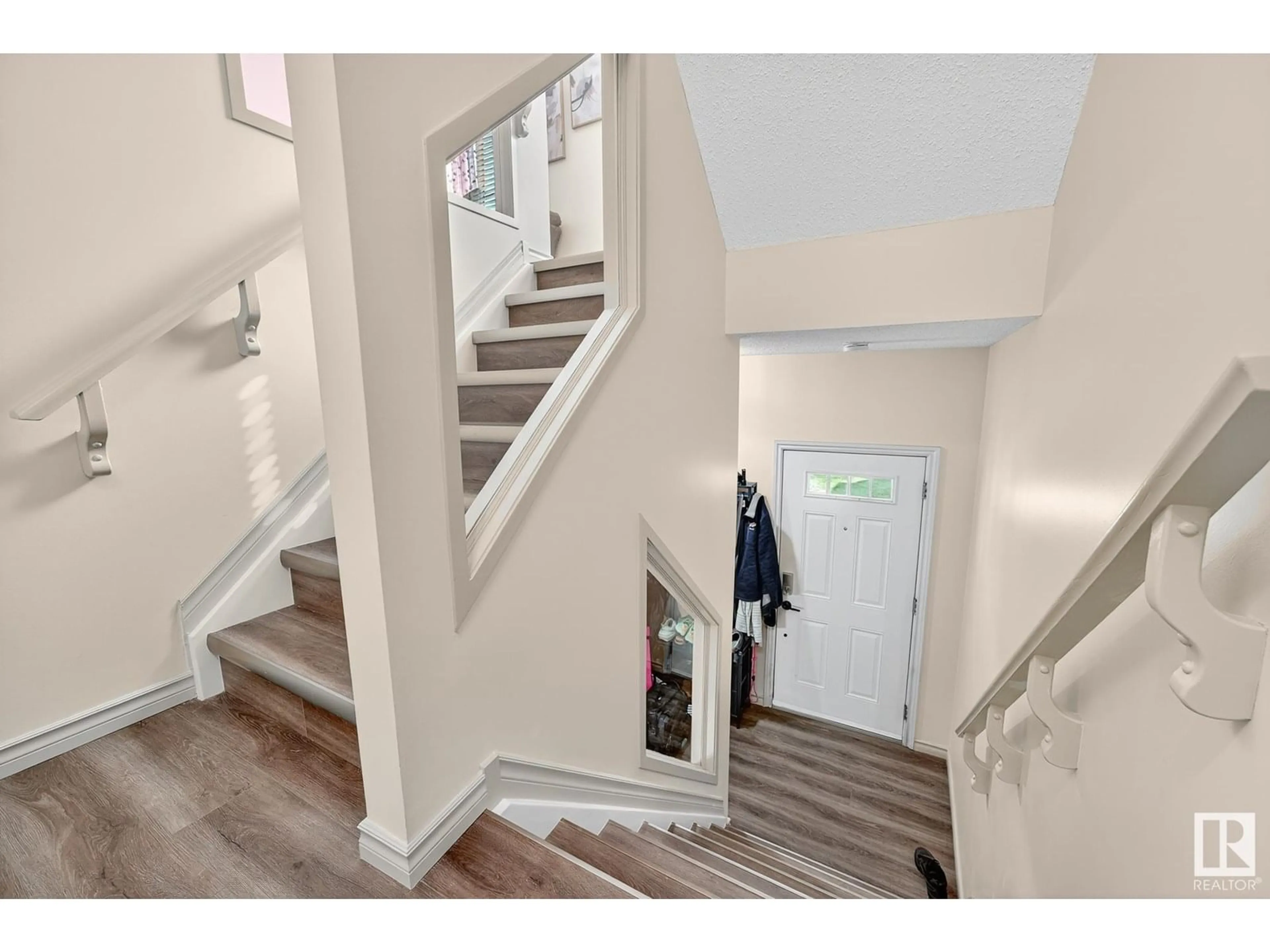 Indoor entryway for 92 - 13825 155 AV NW, Edmonton Alberta T6V0B8