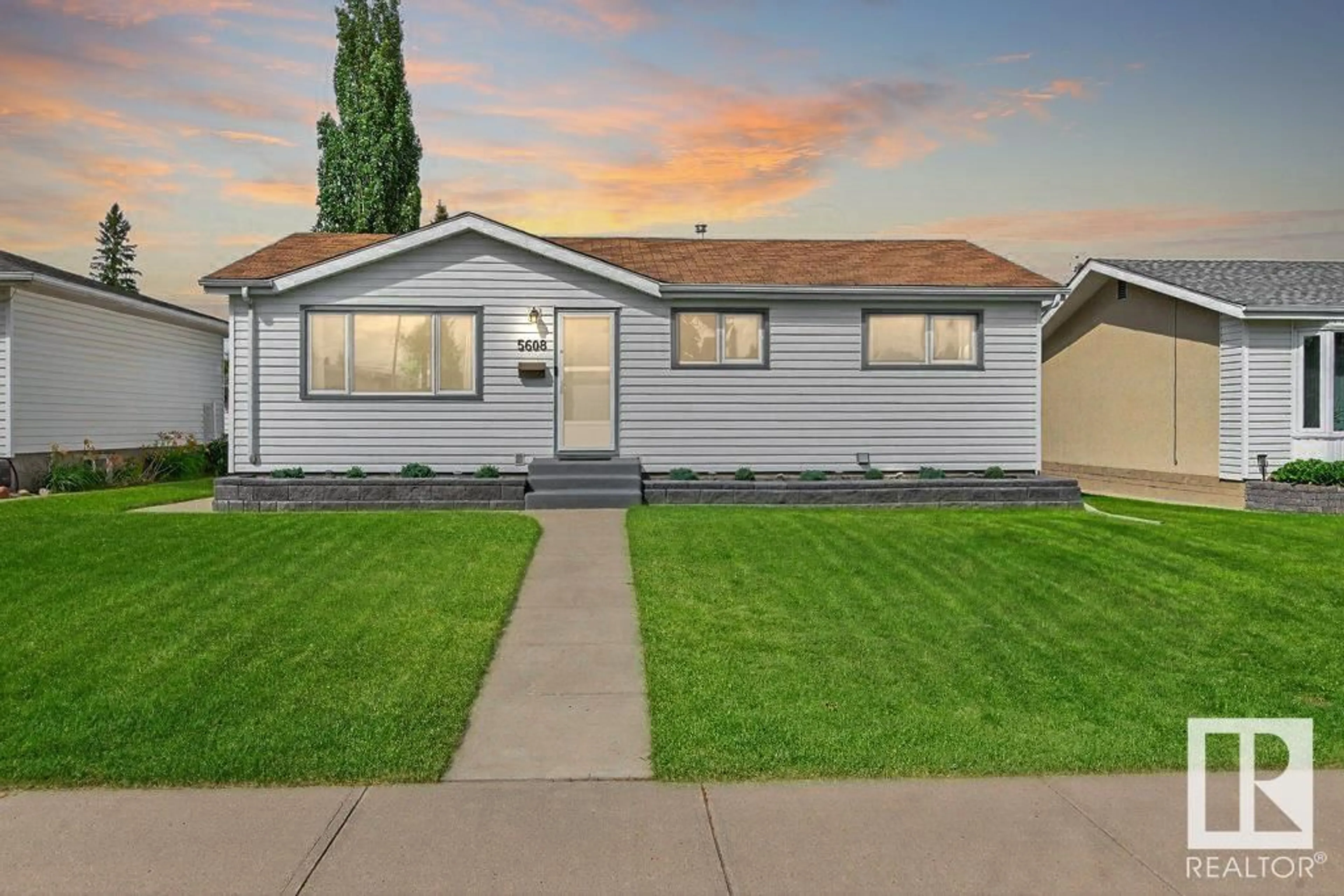 Home with vinyl exterior material, street for 5608 89 AV, Edmonton Alberta T6B0M5