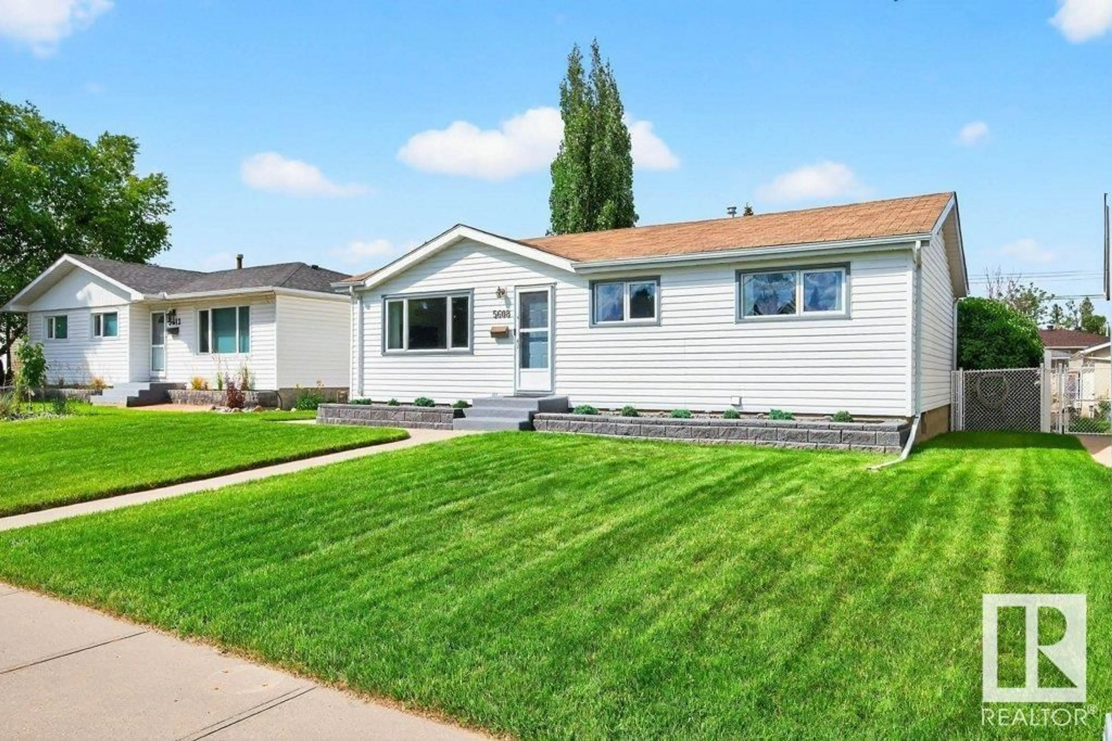 Home with vinyl exterior material, street for 5608 89 AV, Edmonton Alberta T6B0M5