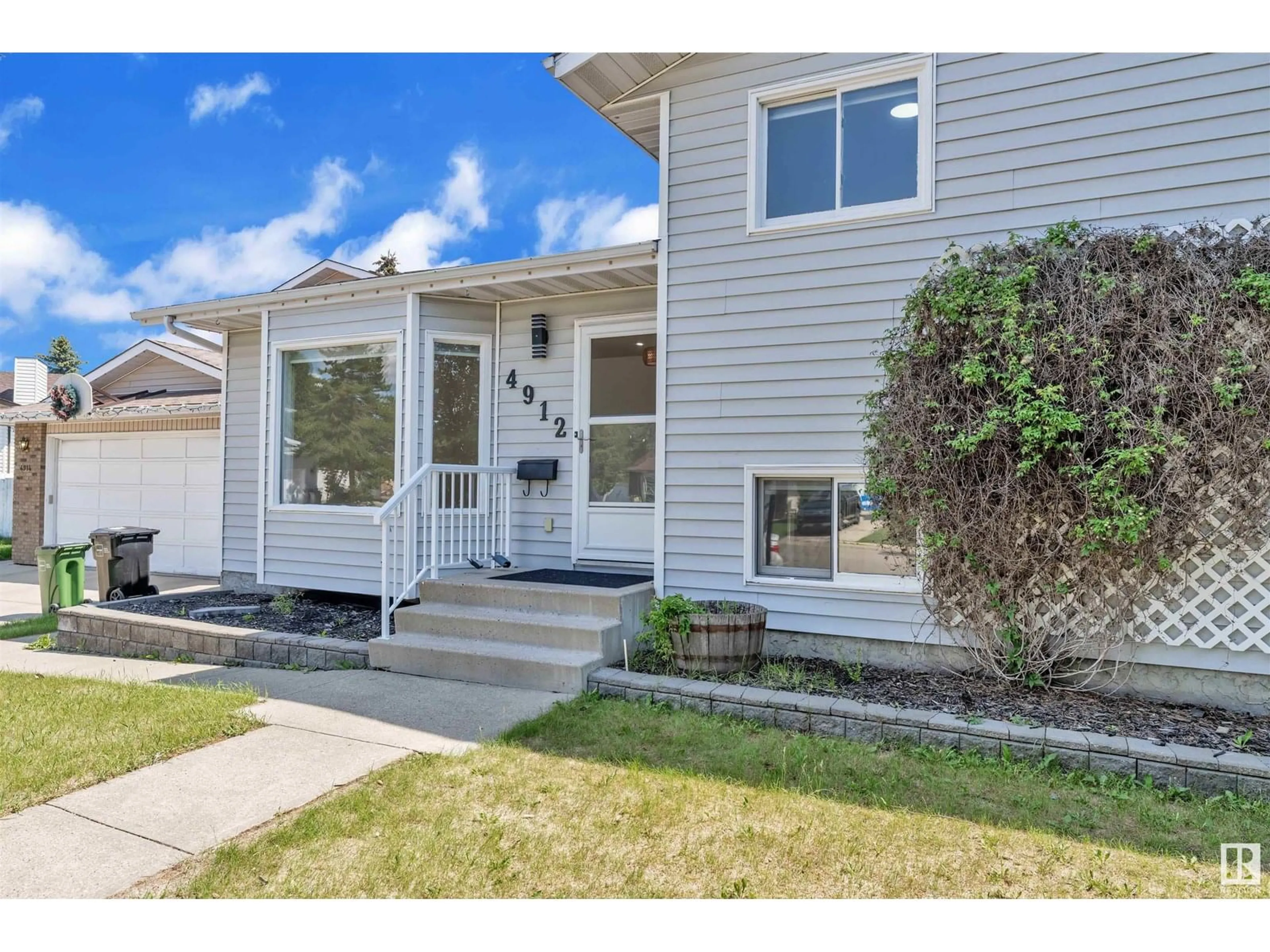 Home with vinyl exterior material, street for 4912 31 AV, Edmonton Alberta T6L5H6