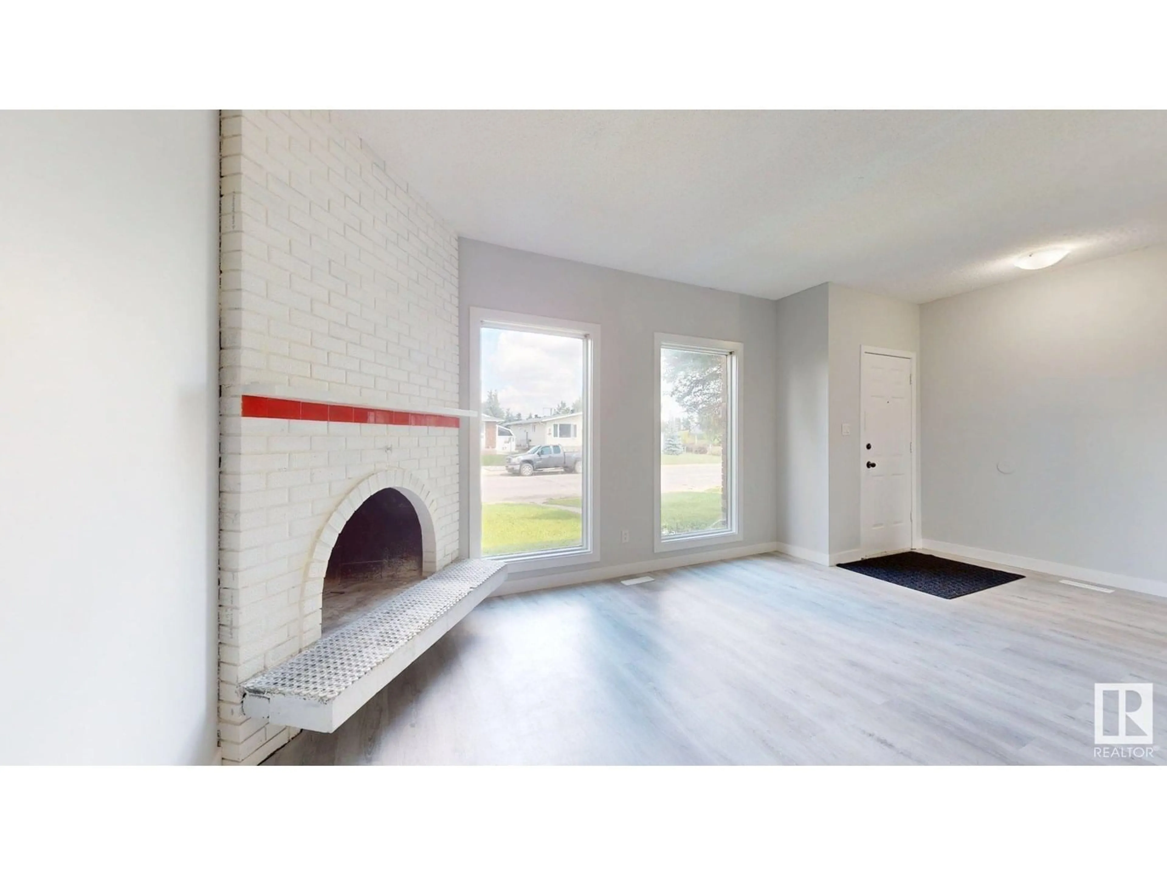 Indoor entryway for 6607 41 AV, Edmonton Alberta T6K0S6