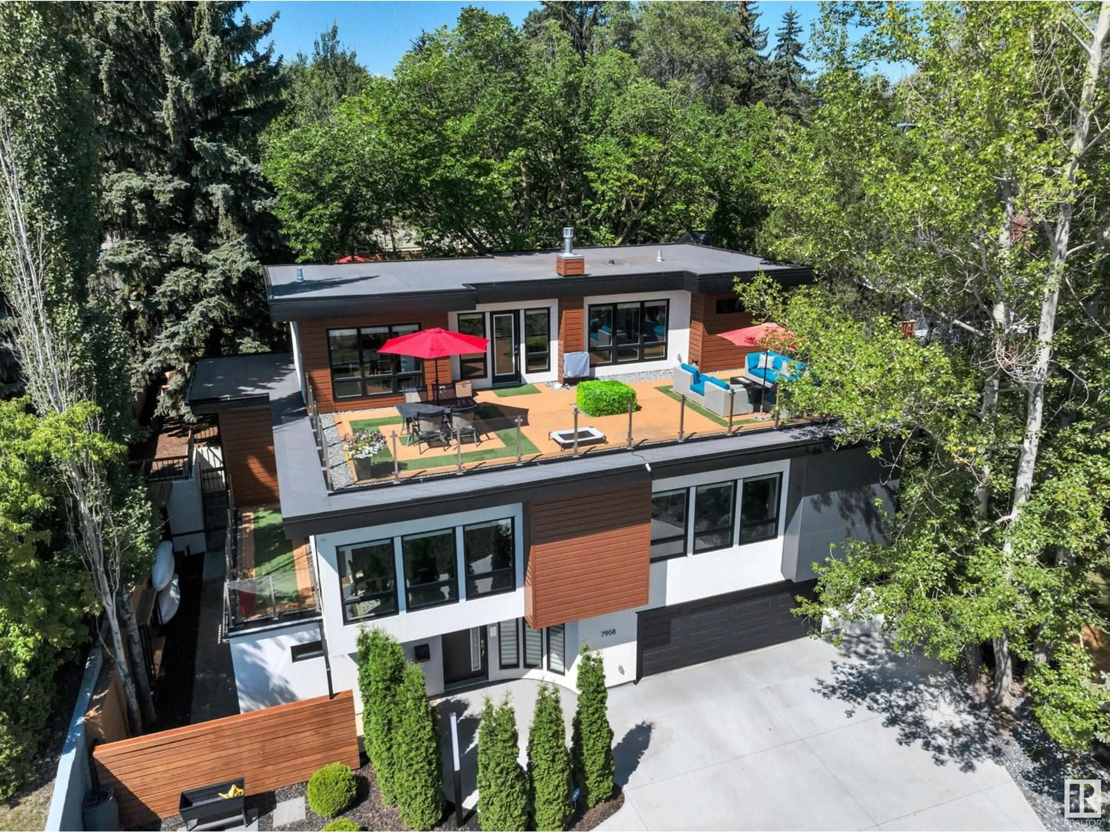 A pic from outside/outdoor area/front of a property/back of a property/a pic from drone, street for 7908 BUENA VISTA RD, Edmonton Alberta T5R5R4