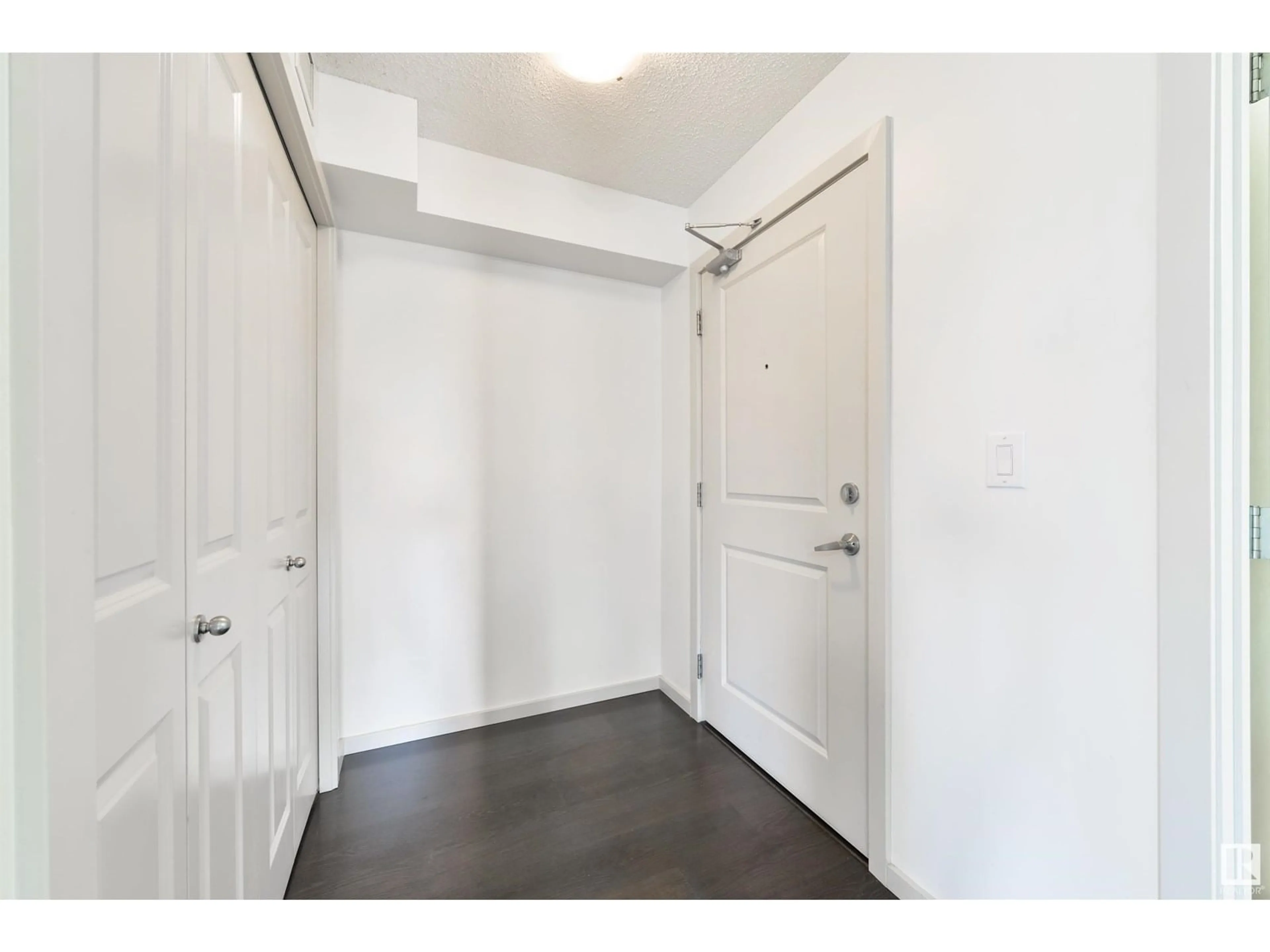 Indoor entryway for 202 - 5521 7 AV, Edmonton Alberta T6X2A8