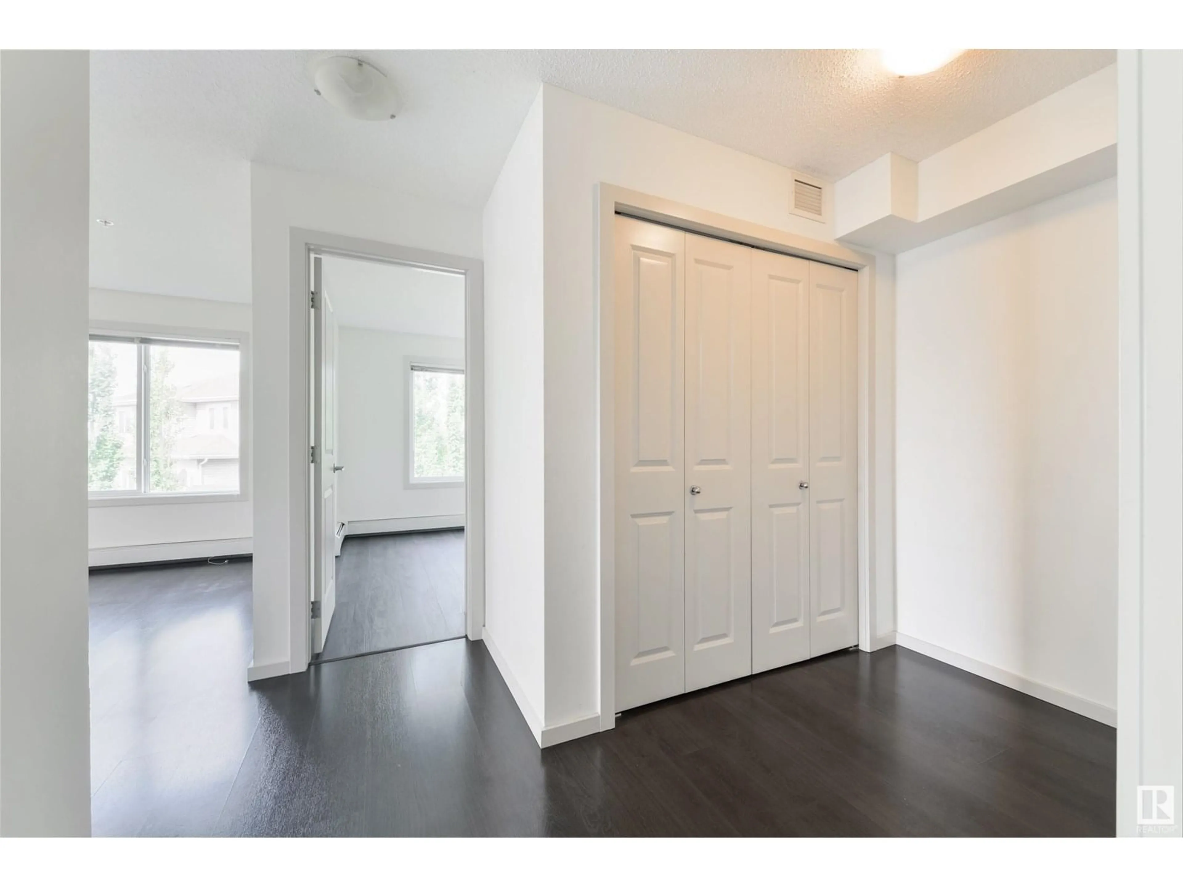 Indoor entryway for 202 - 5521 7 AV, Edmonton Alberta T6X2A8