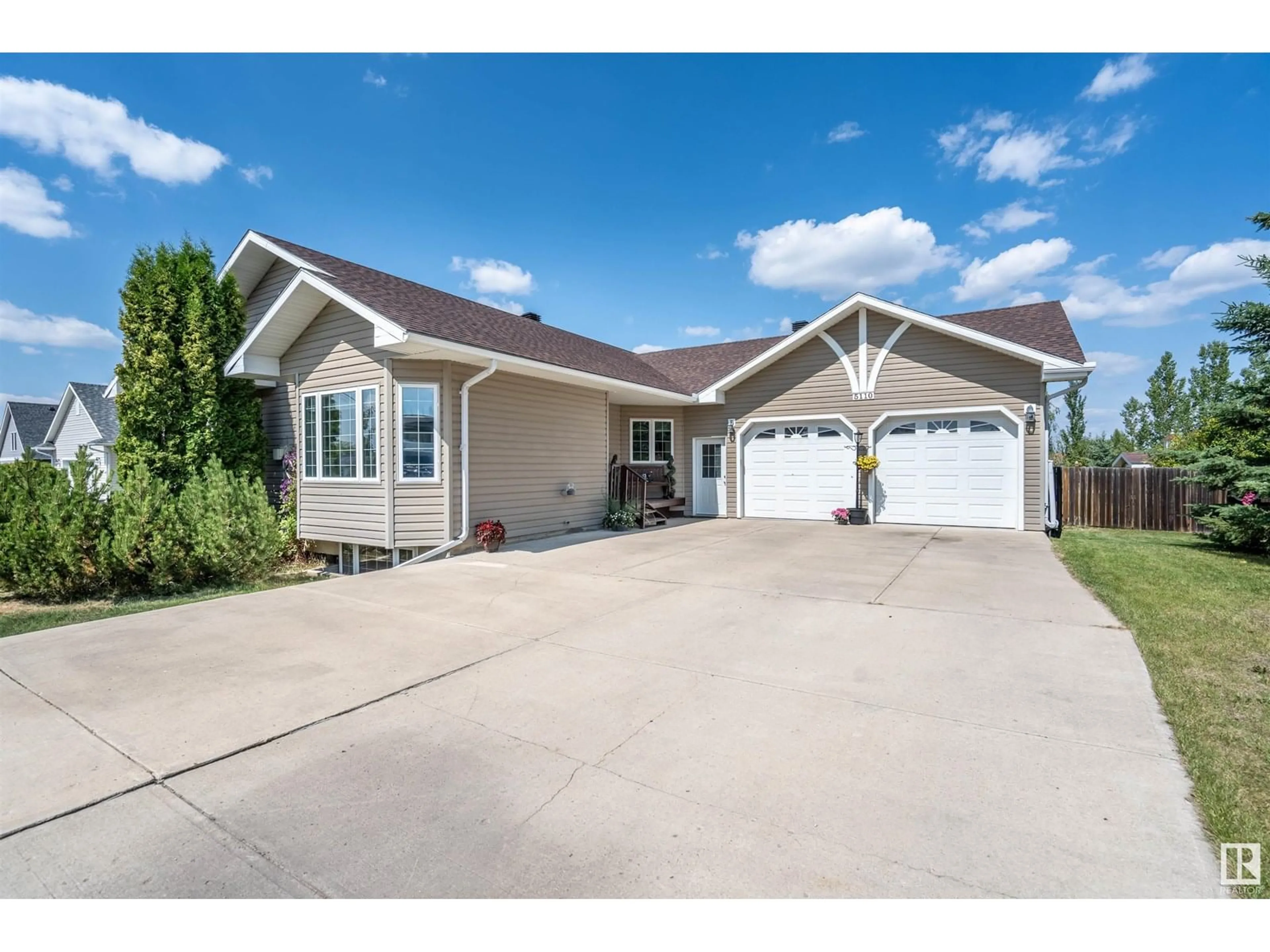 Home with vinyl exterior material, unknown for 5110 DRAKE DR, Cold Lake Alberta T9M1P8