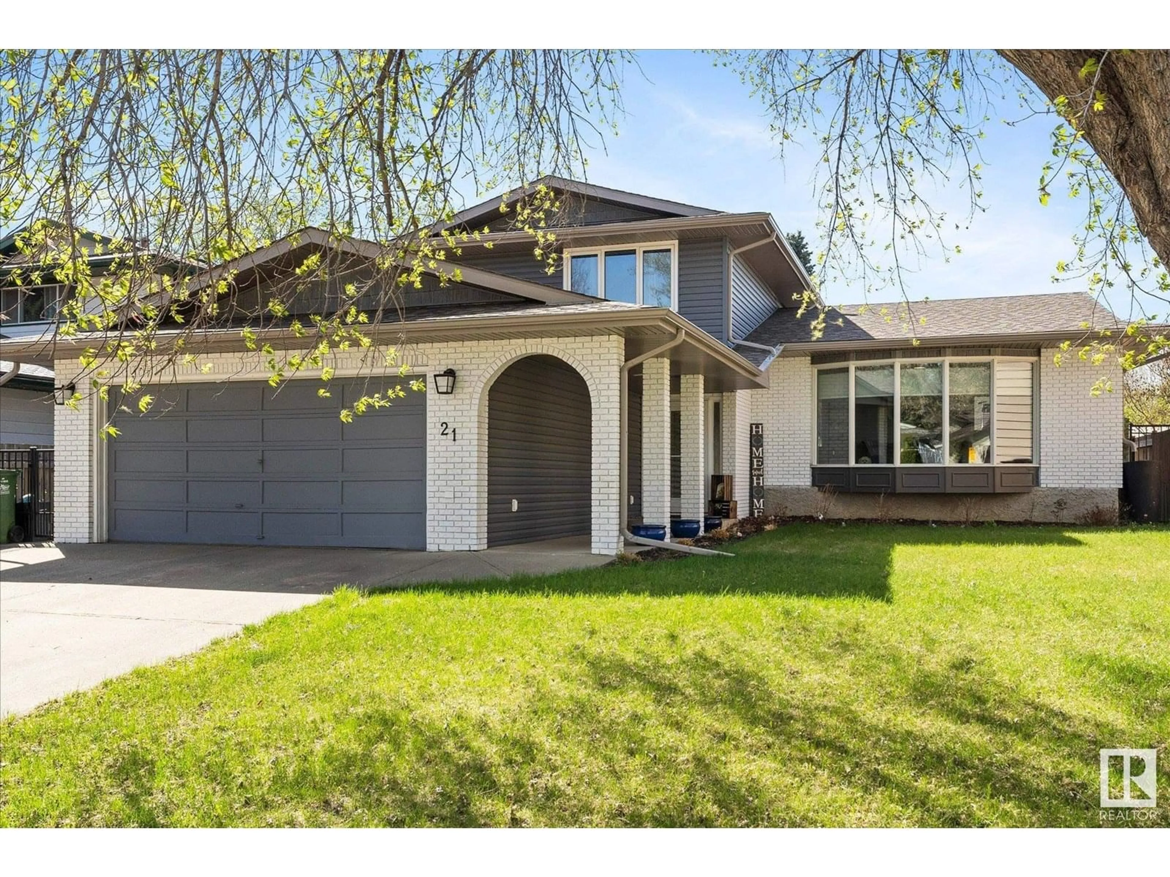 Home with vinyl exterior material, street for 21 WOODLANDS RD, St. Albert Alberta T8N3L8
