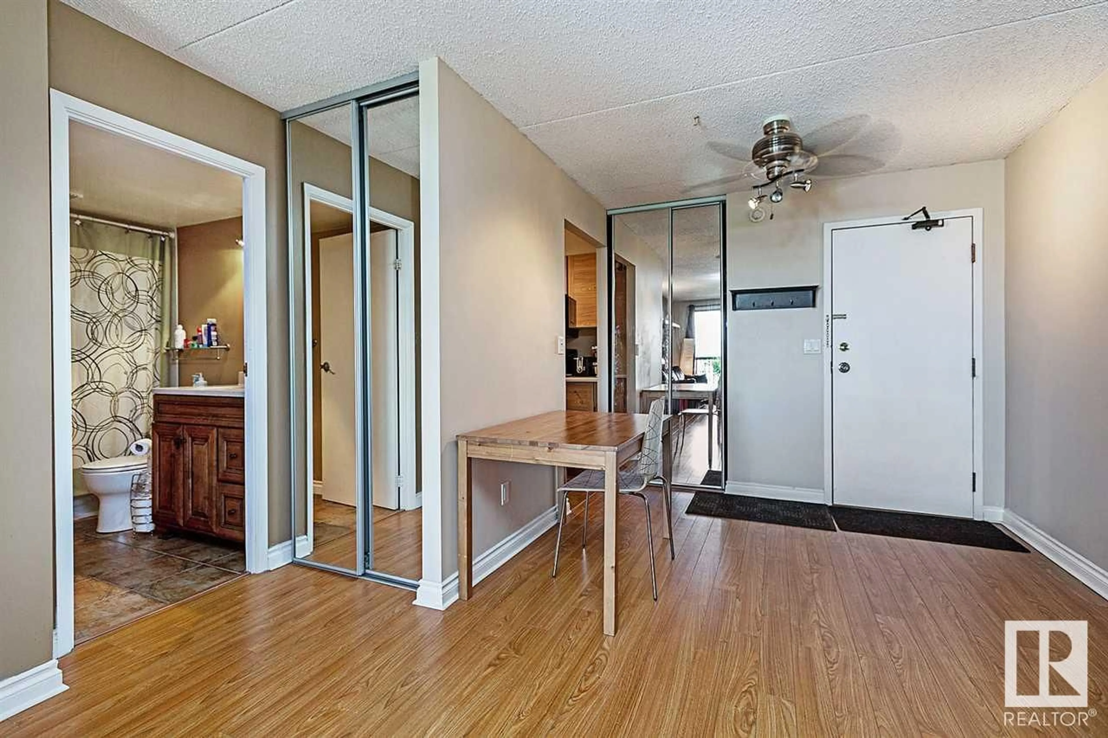 Indoor entryway for 9917 - 1104 110 ST, Edmonton Alberta T5K2N4