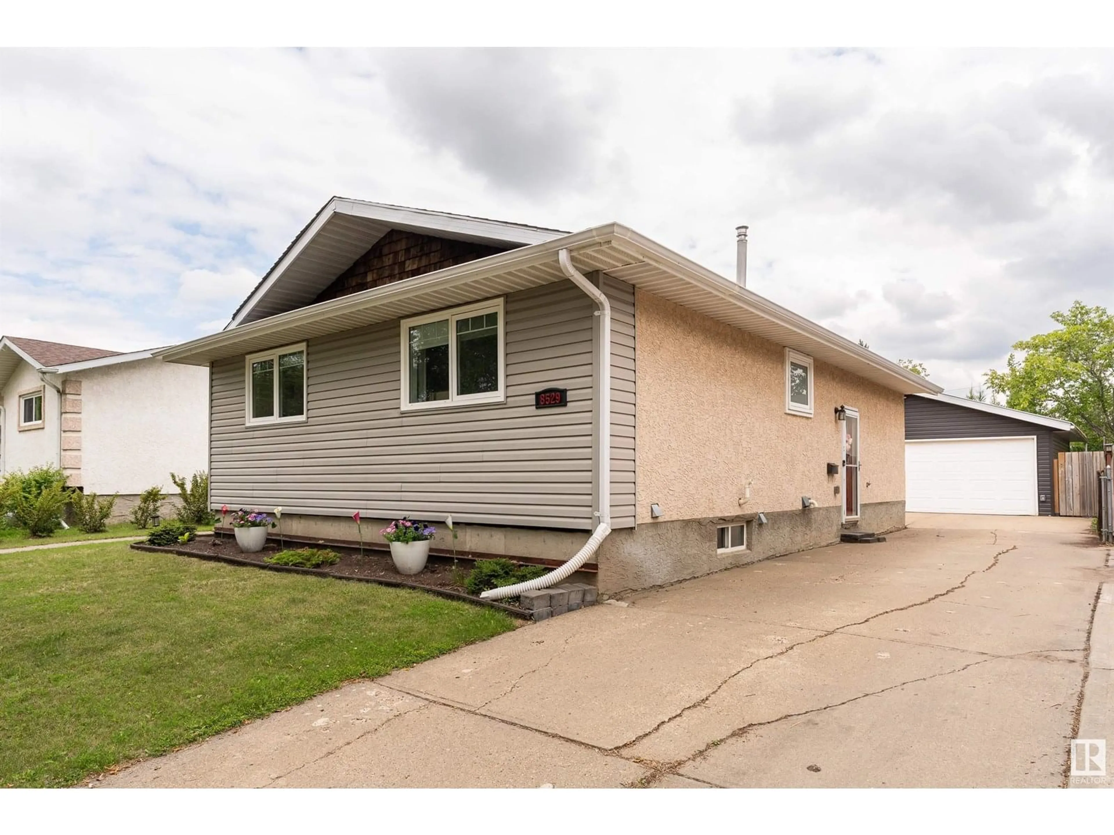 Home with vinyl exterior material, street for 8529 92 AV, Fort Saskatchewan Alberta T8L1A1