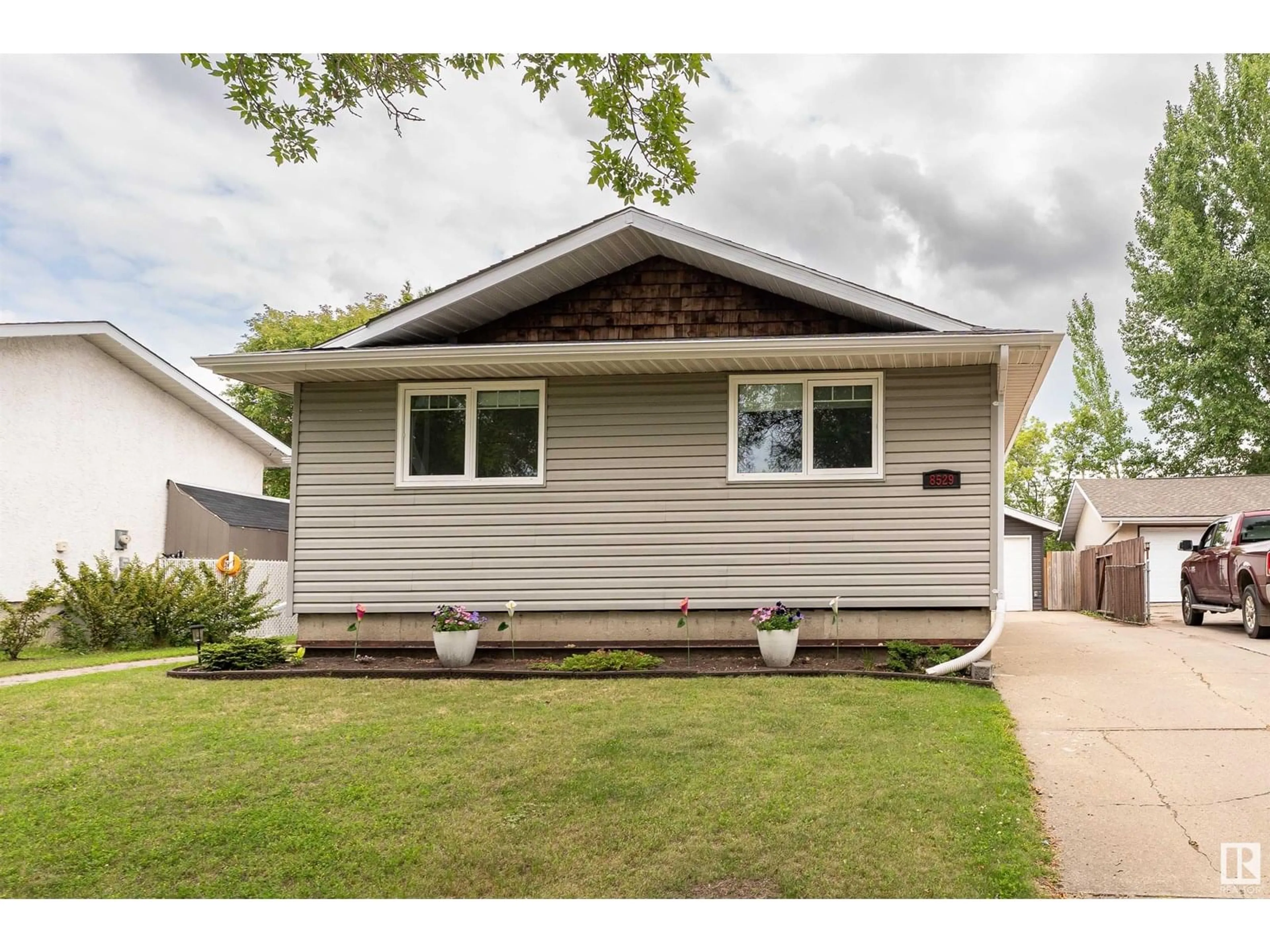 Home with vinyl exterior material, street for 8529 92 AV, Fort Saskatchewan Alberta T8L1A1
