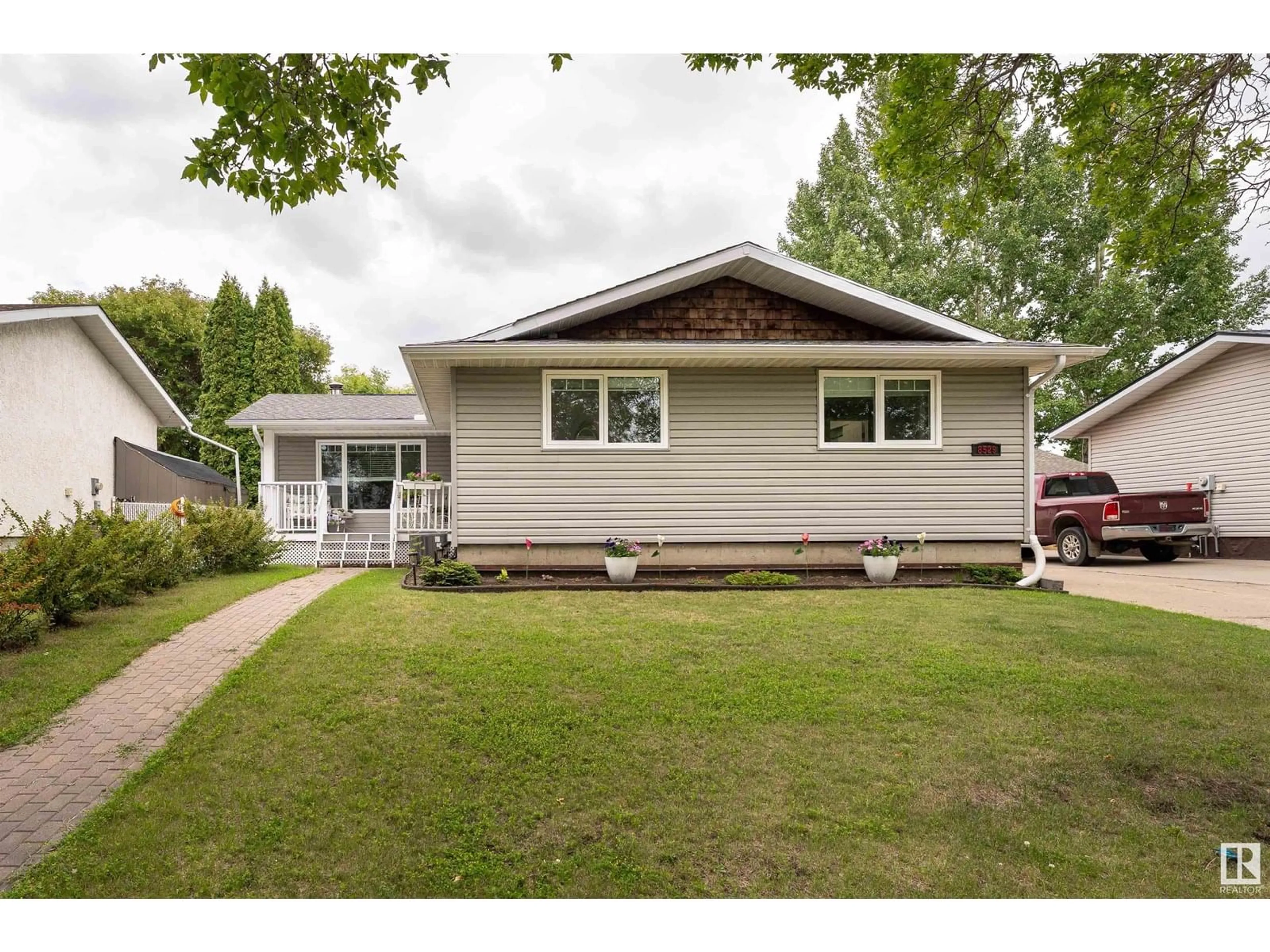 Home with vinyl exterior material, street for 8529 92 AV, Fort Saskatchewan Alberta T8L1A1