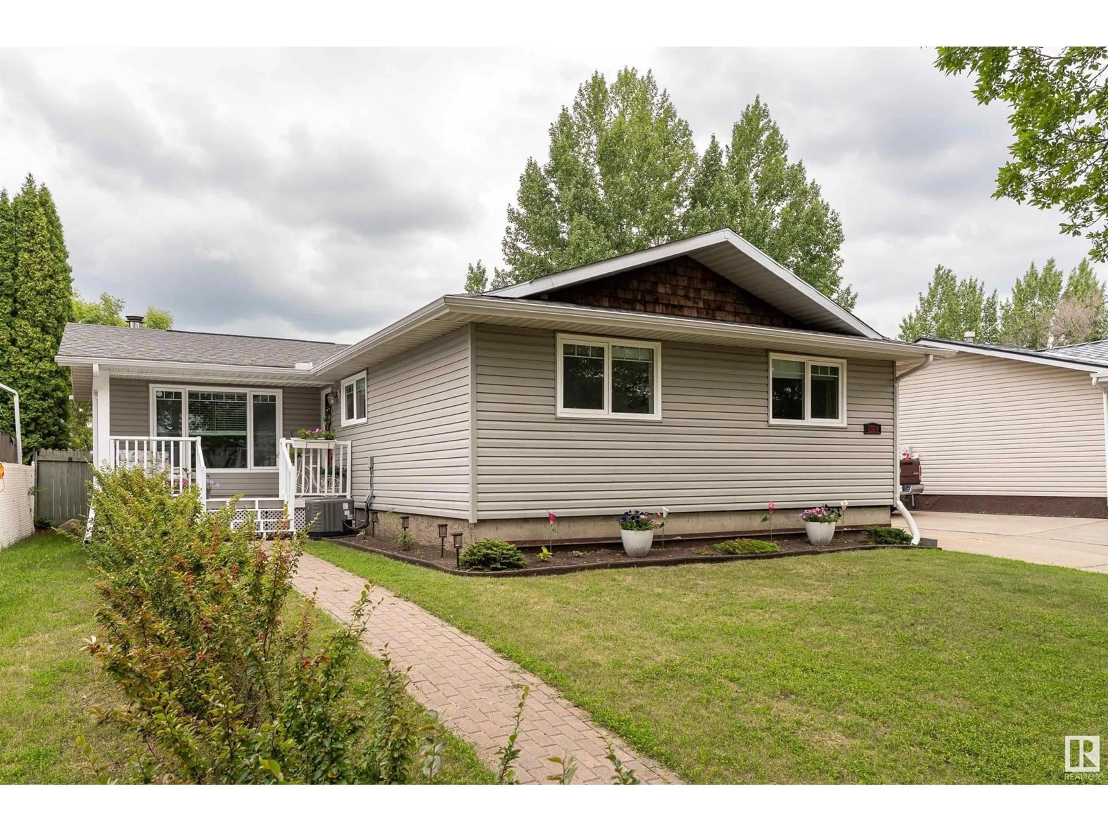 Home with vinyl exterior material, street for 8529 92 AV, Fort Saskatchewan Alberta T8L1A1