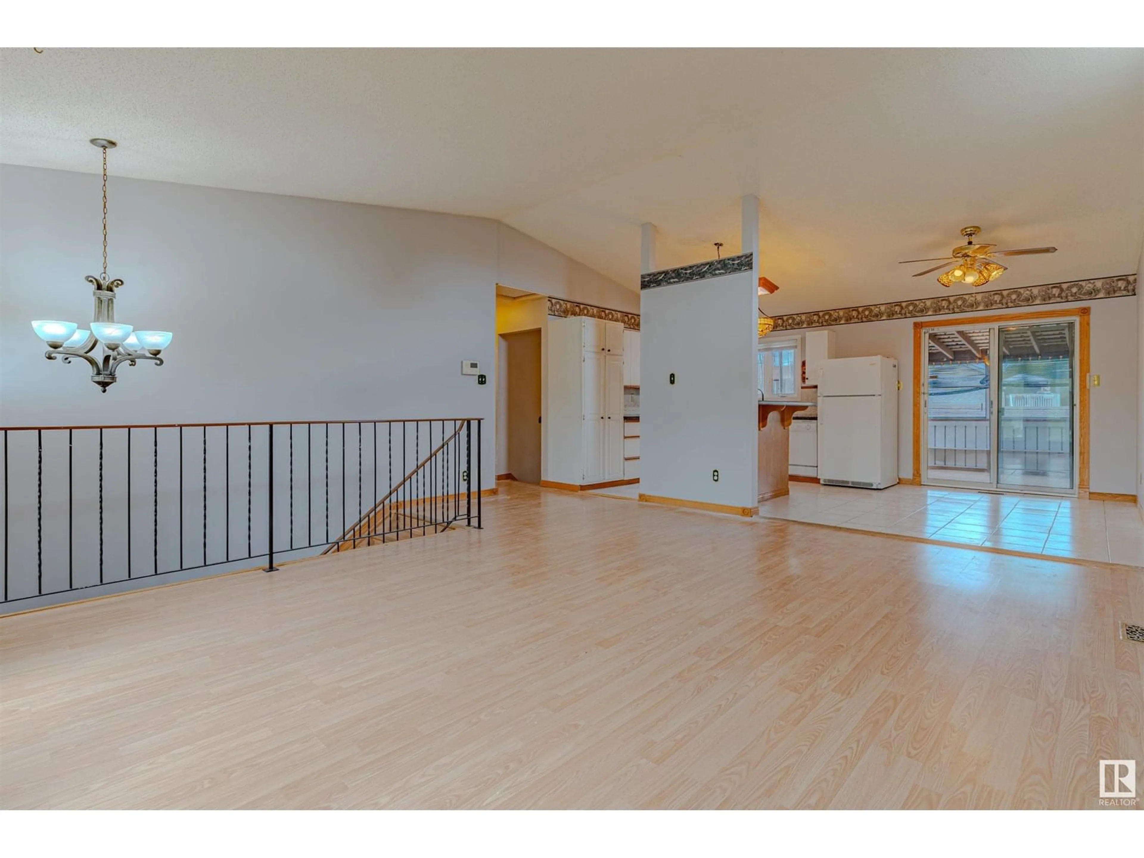 Indoor foyer for NW - 1353 39 ST, Edmonton Alberta T6L2M6