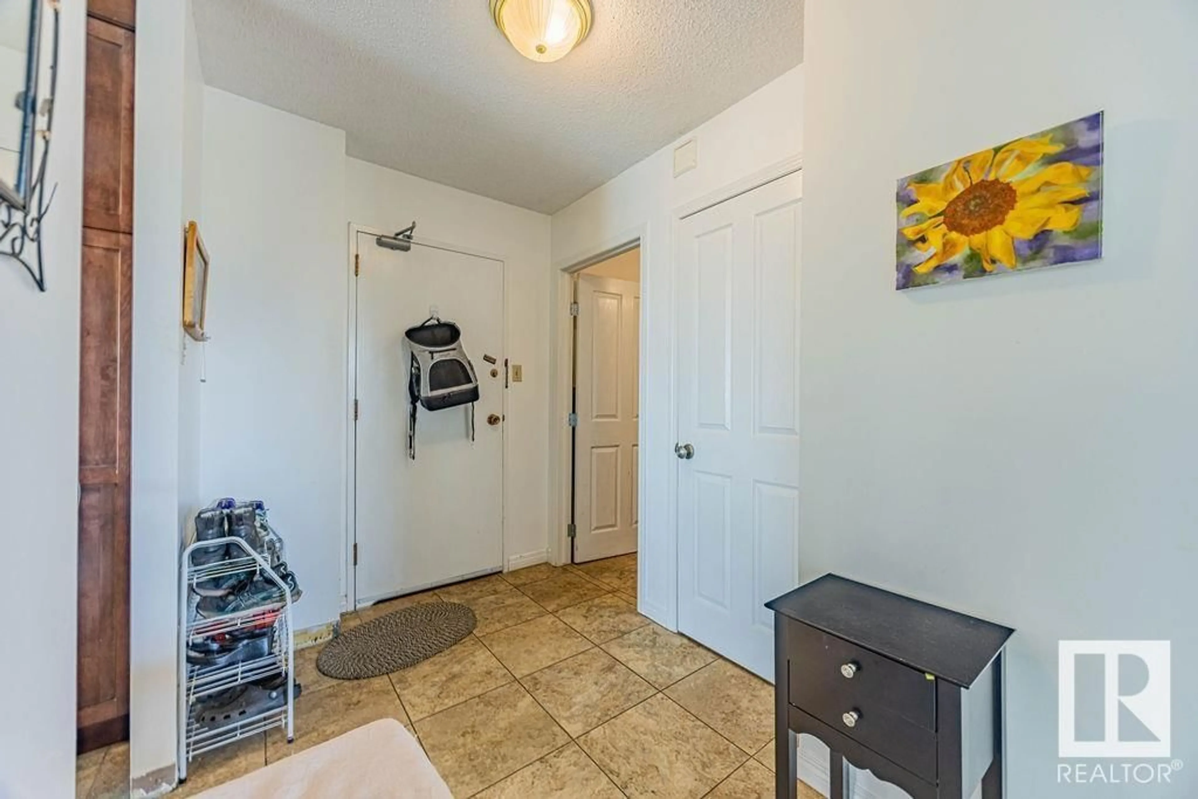 Indoor entryway for #801 - 9835 113 ST, Edmonton Alberta T5K1N4