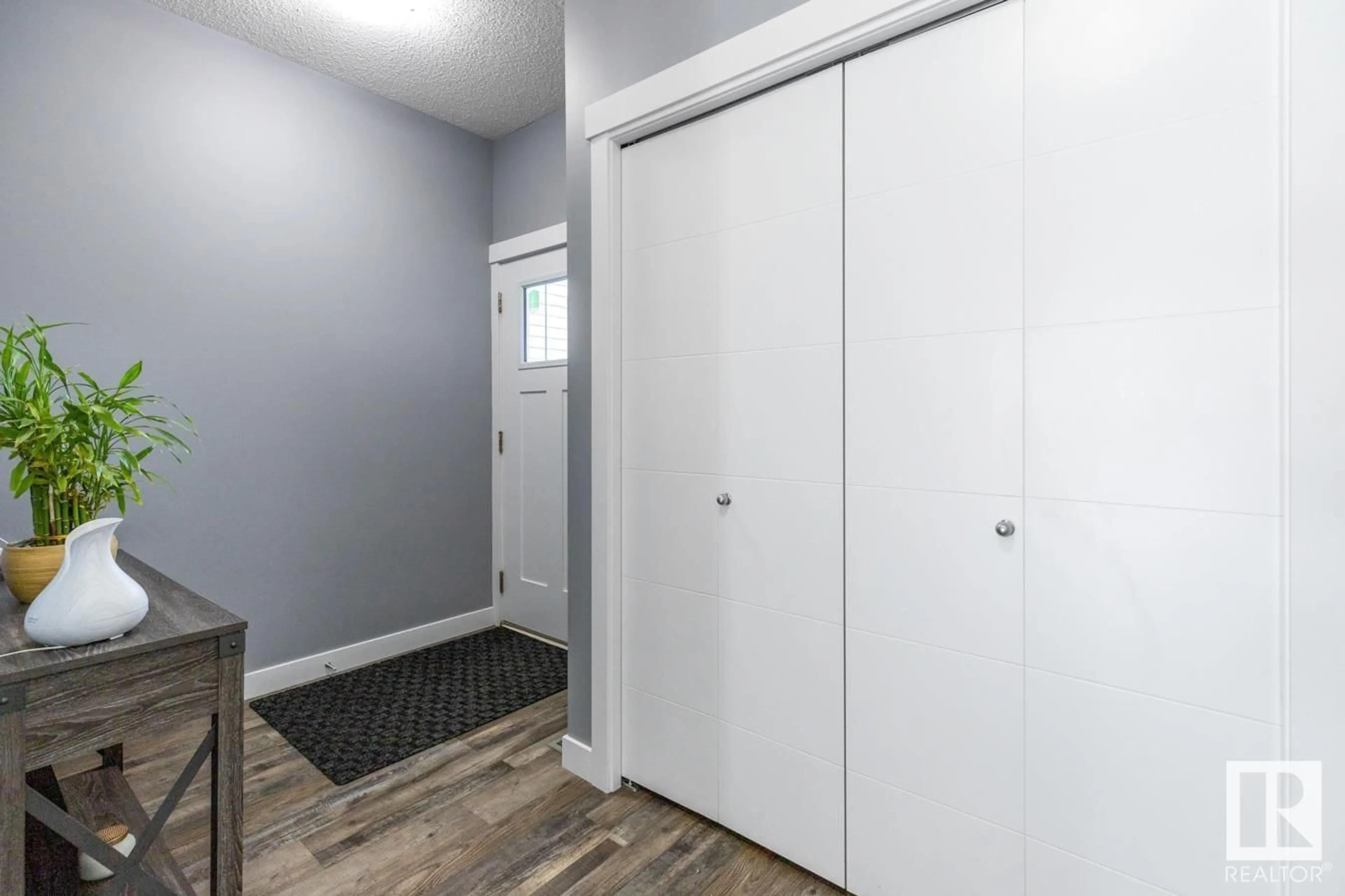 Indoor entryway for 1009 BERG PL, Leduc Alberta T9E1J7