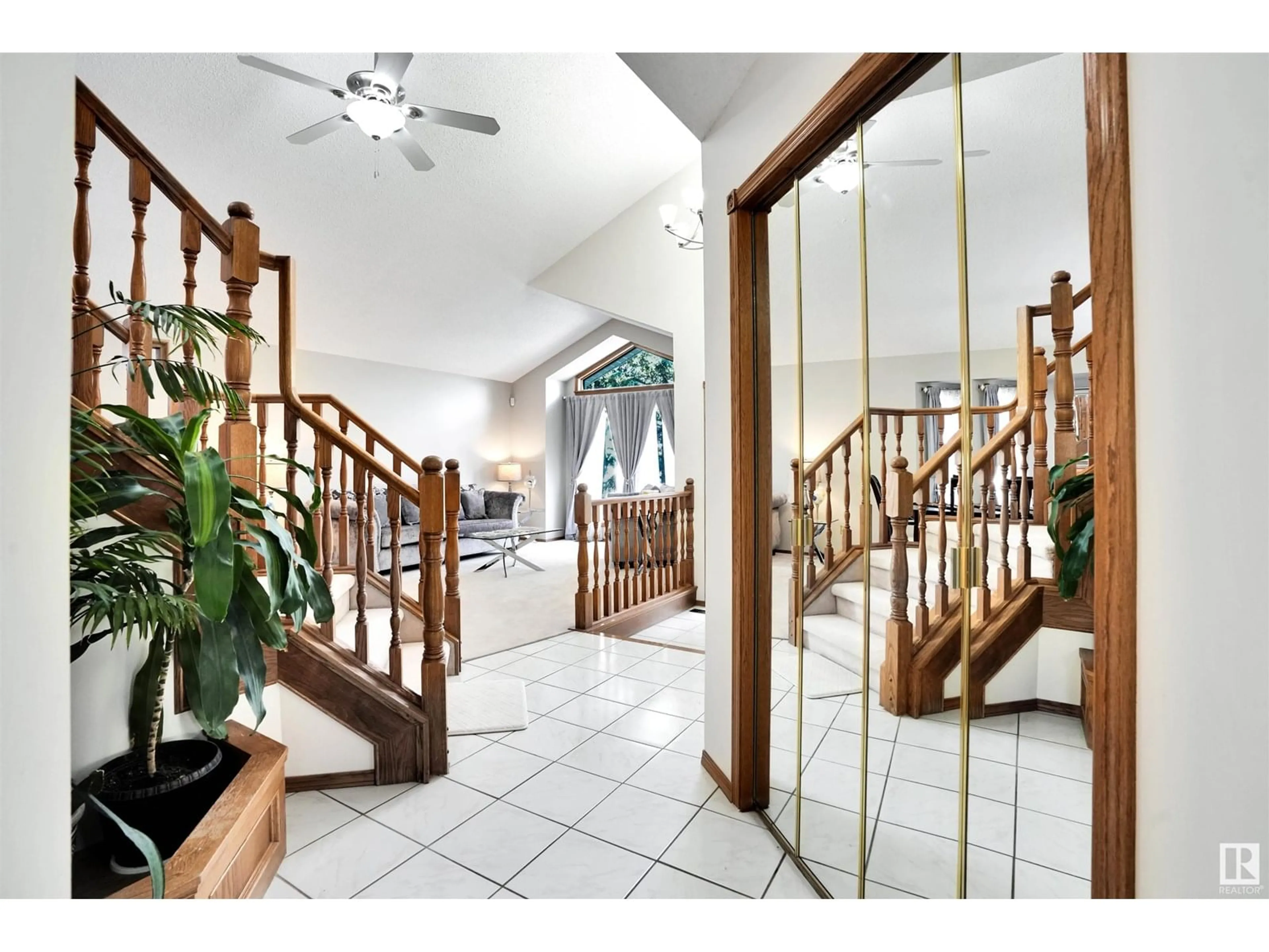 Indoor foyer for NW - 514 BURTON CL, Edmonton Alberta T6R2B2