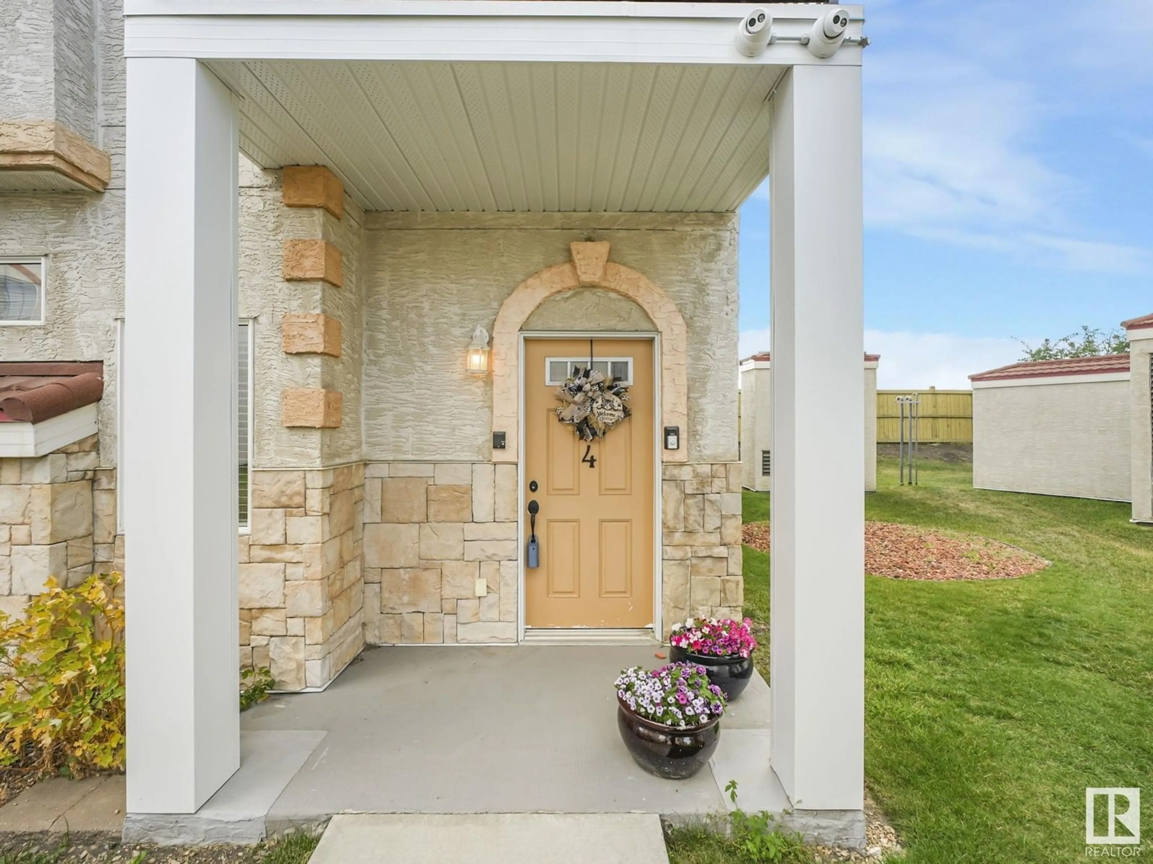 Indoor entryway for 94 - 13825 155 AV NW, Edmonton Alberta T6V0B8