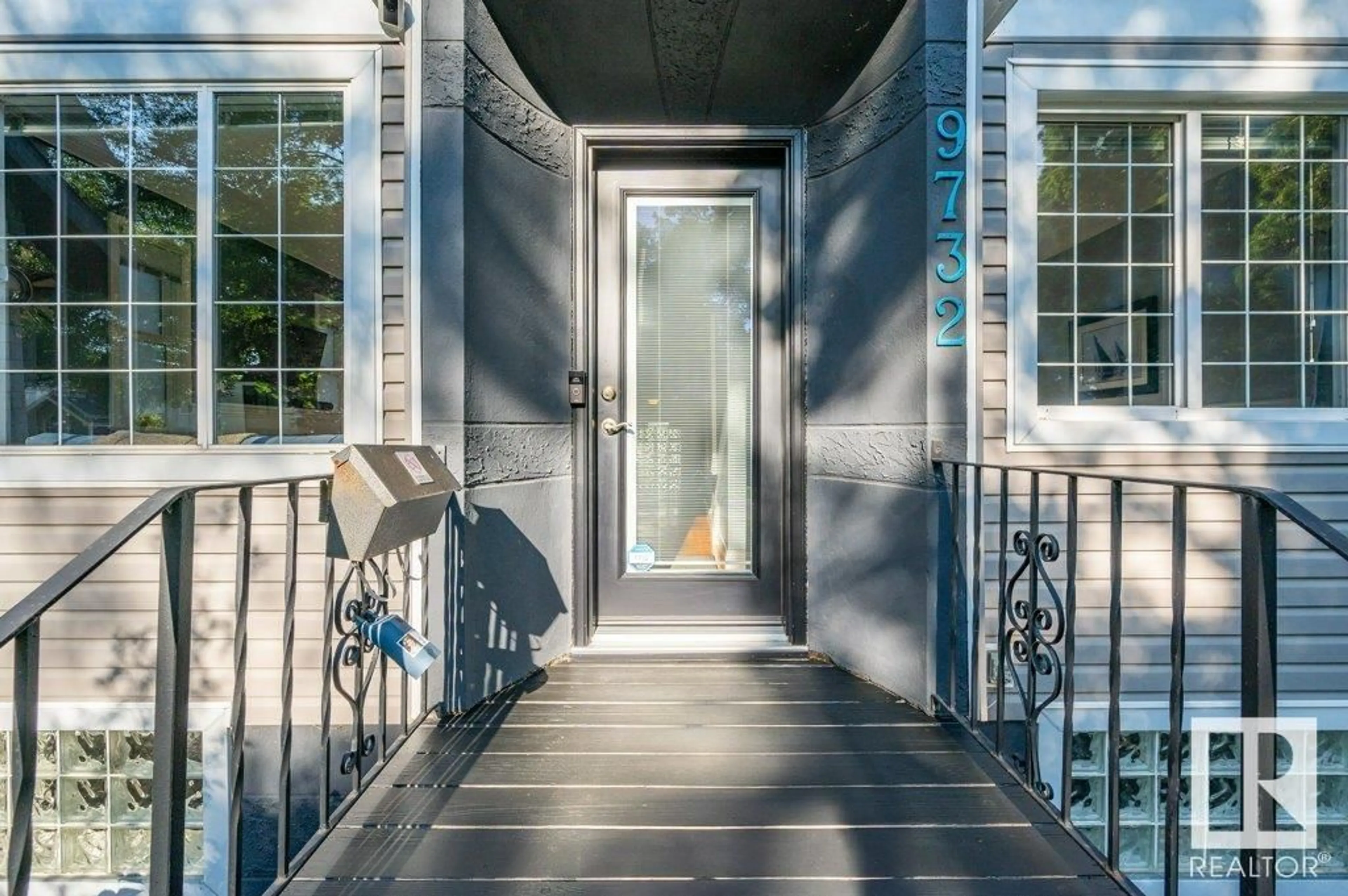 Indoor entryway for 9732 96 ST, Edmonton Alberta T6C3Z3