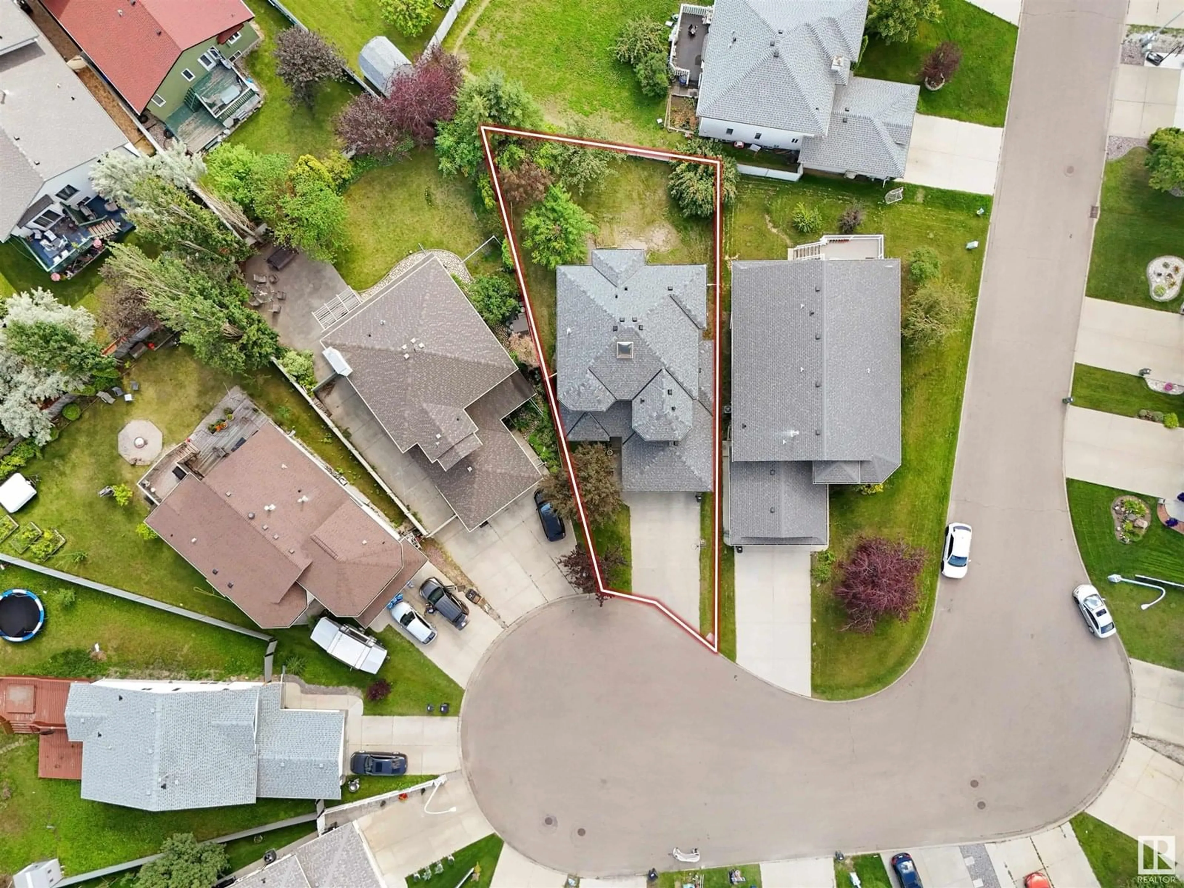 A pic from outside/outdoor area/front of a property/back of a property/a pic from drone, street for 2715 44A AV, Edmonton Alberta T6T1K2