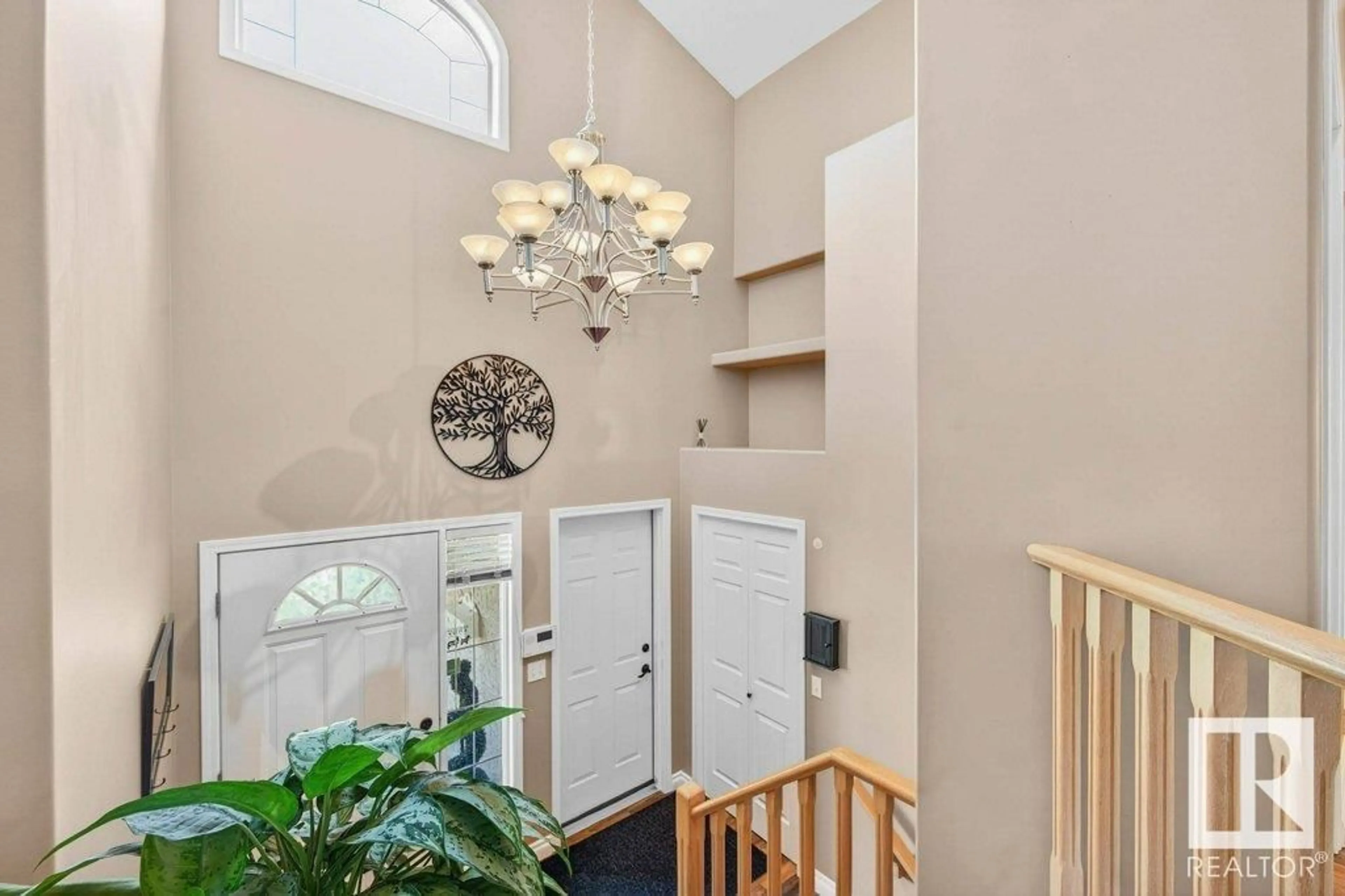 Indoor foyer for NW - 3812 42 ST, Edmonton Alberta T6L6Z6